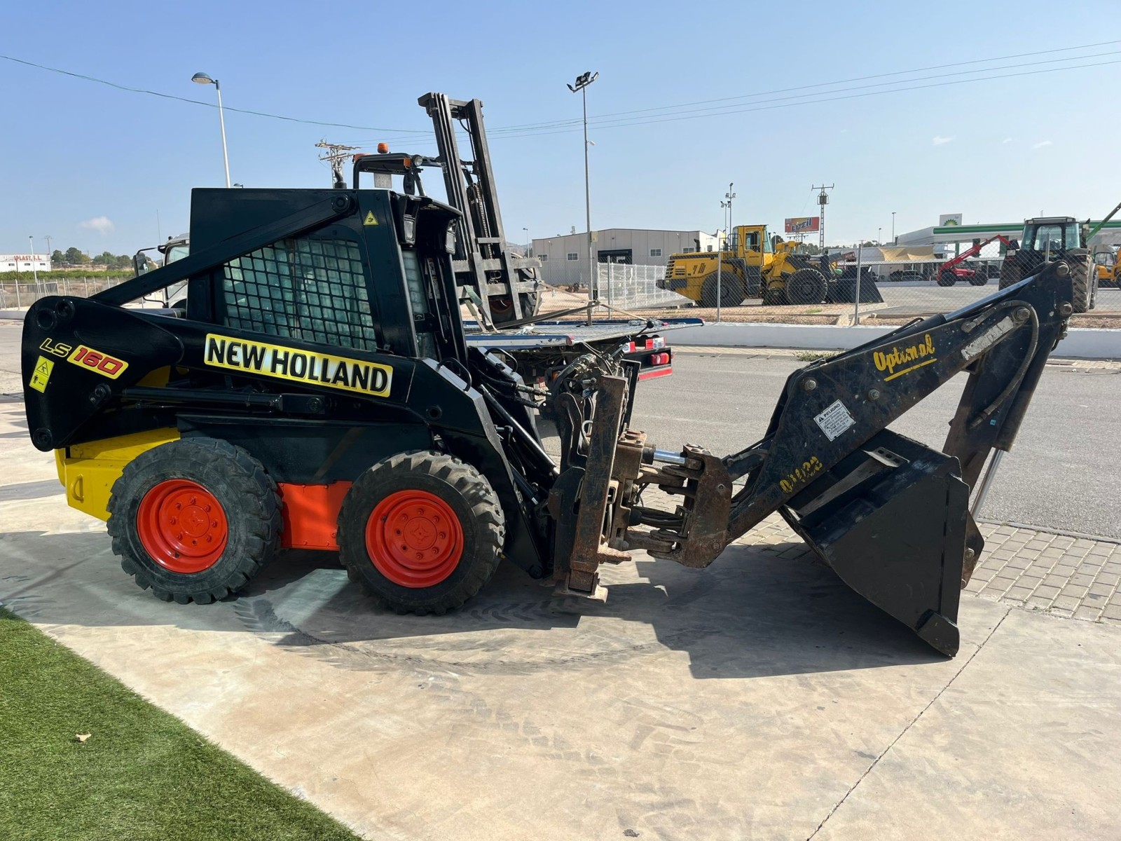 MINI RETROEXCAVADORA NEW HOLLAND LS160