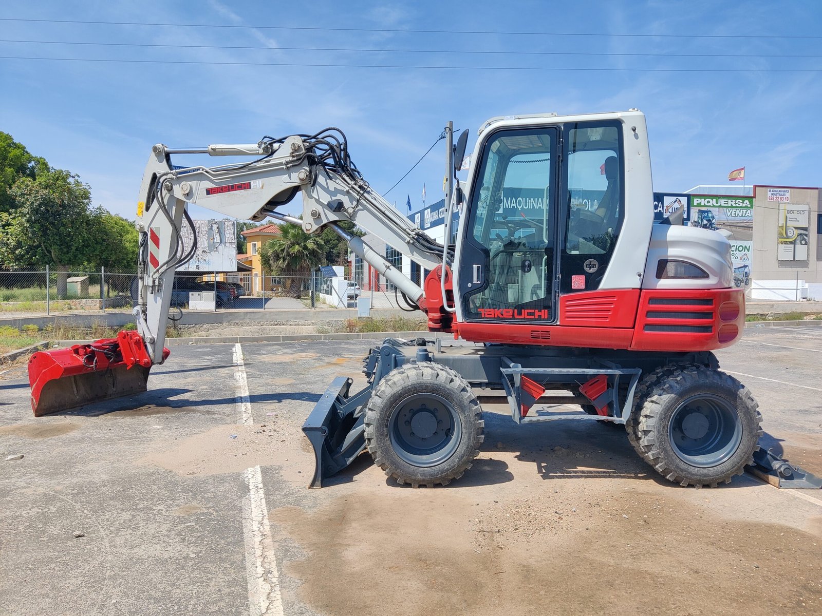 Excavadora Takeuchi TB 295 W de ruedas, año 2015, con 7000 horas, enganche rápido y cabina climatizada