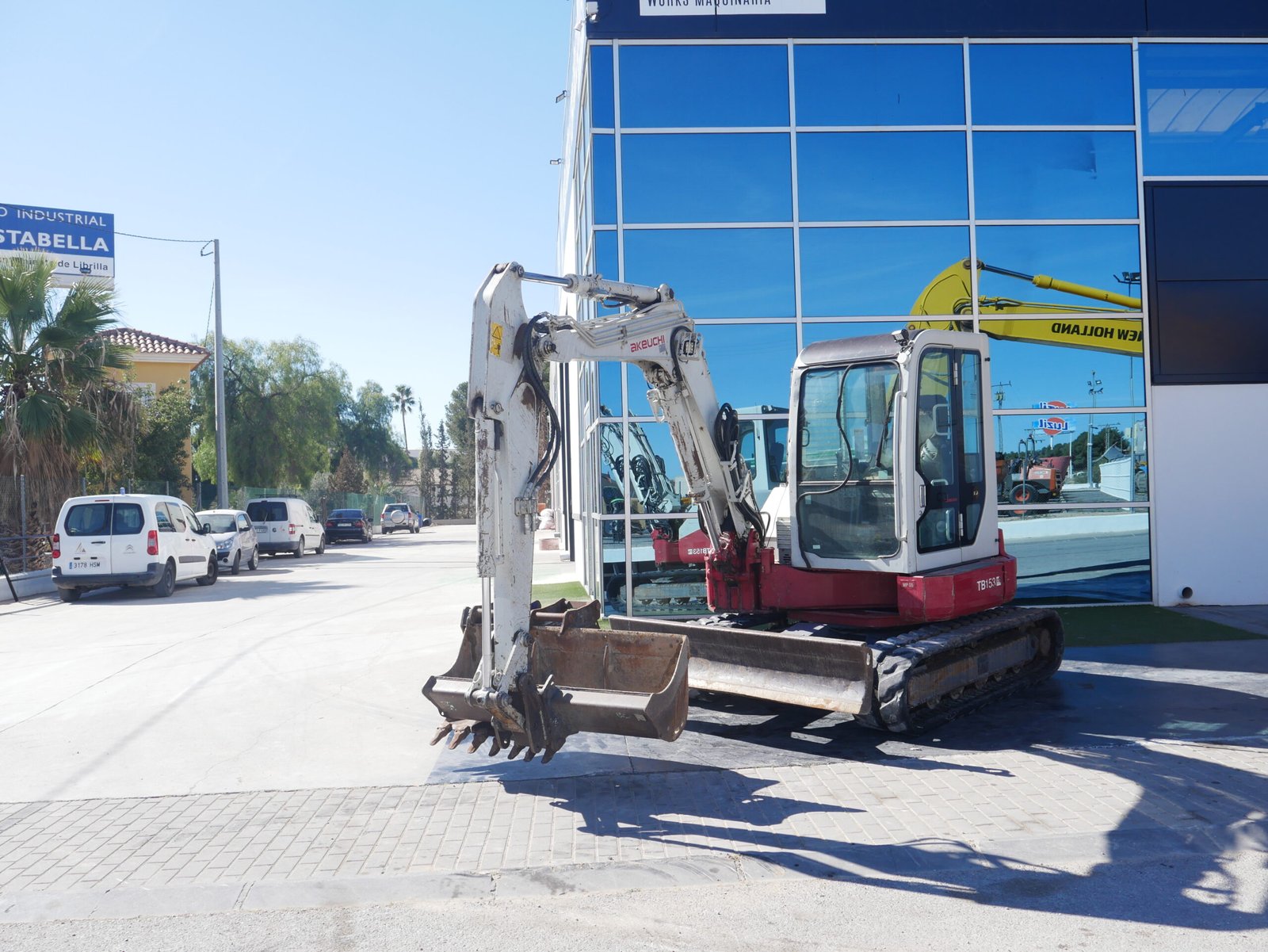 Miniexcavadora Takeuchi TB 153 FR (2016) con 5020 horas, giro cero, 4 cazos y enganche rápido. Motor Yanmar 46.8 CV