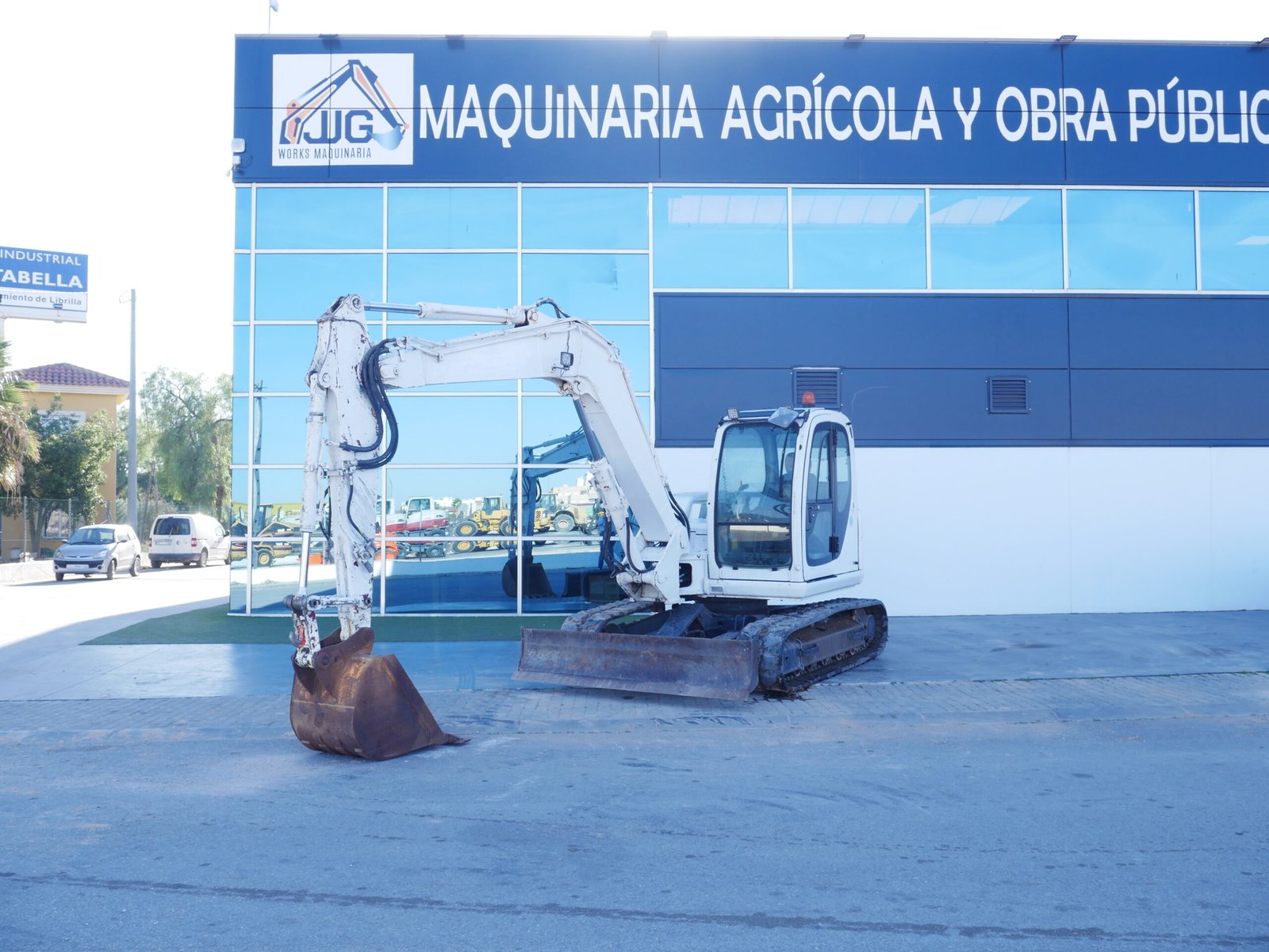 Venta de excavadora New Holland E 80 MSR 2007 con 8500 horas, martillo, A/A y cadenas al 70%. Ideal para construcción y obras públicas.