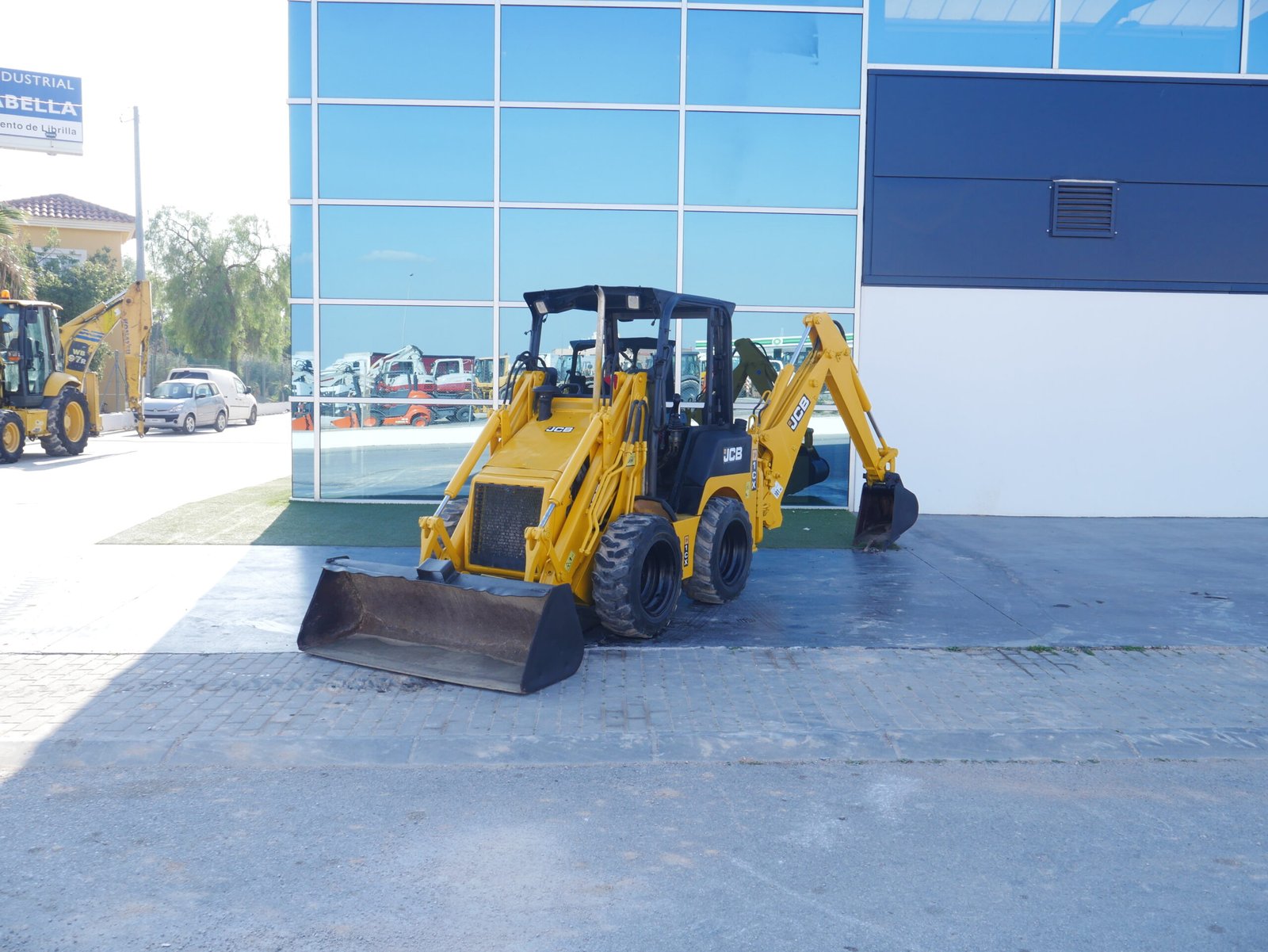 Retroexcavadora JCB 1CX 2007 en excelente estado. 4.700 horas, instalación para martillo, enganche rápido, cazo de 40 cm y neumáticos al 70%.