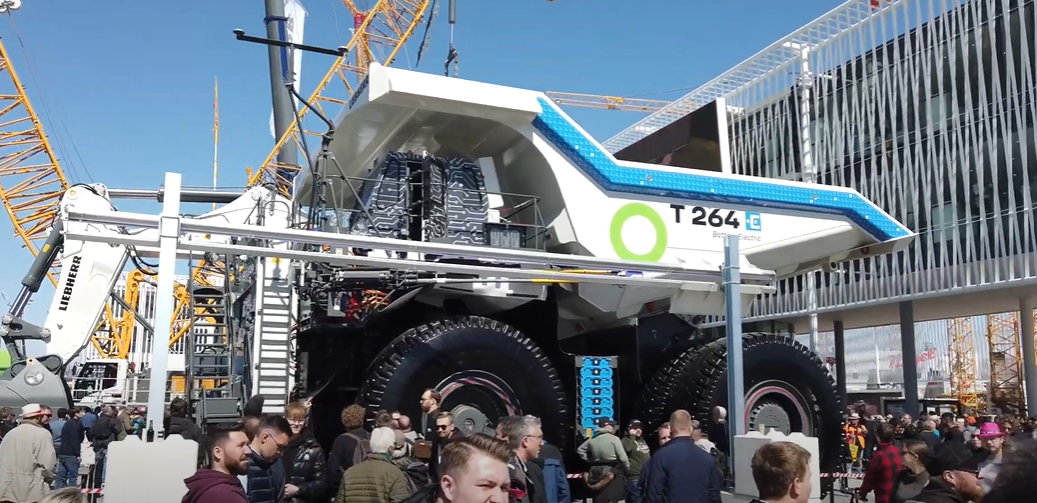 alt="Camión minero eléctrico Liebherr T 264-E presentado en BAUMA 2025, preparado para operaciones sin emisiones"