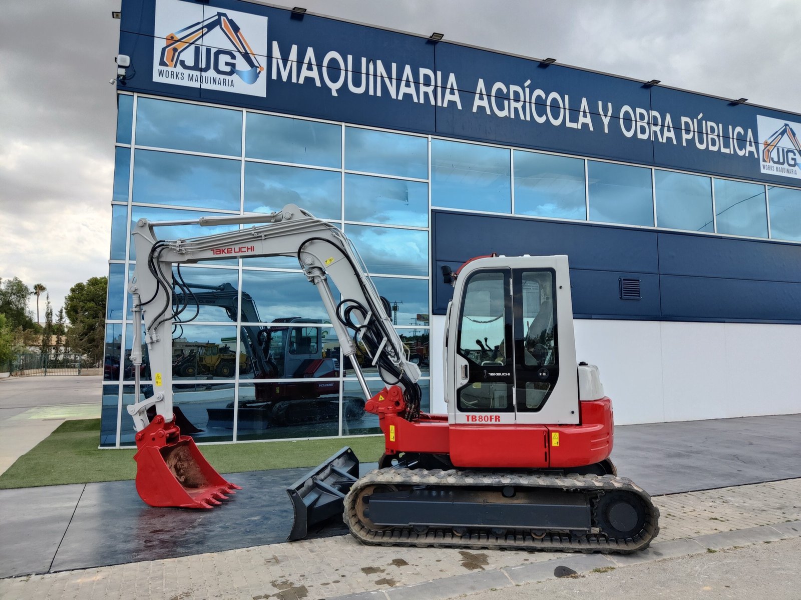 alt="Excavadora de cadenas Takeuchi TB 80 FR de 2004 con instalación de martillo y aire acondicionado"
