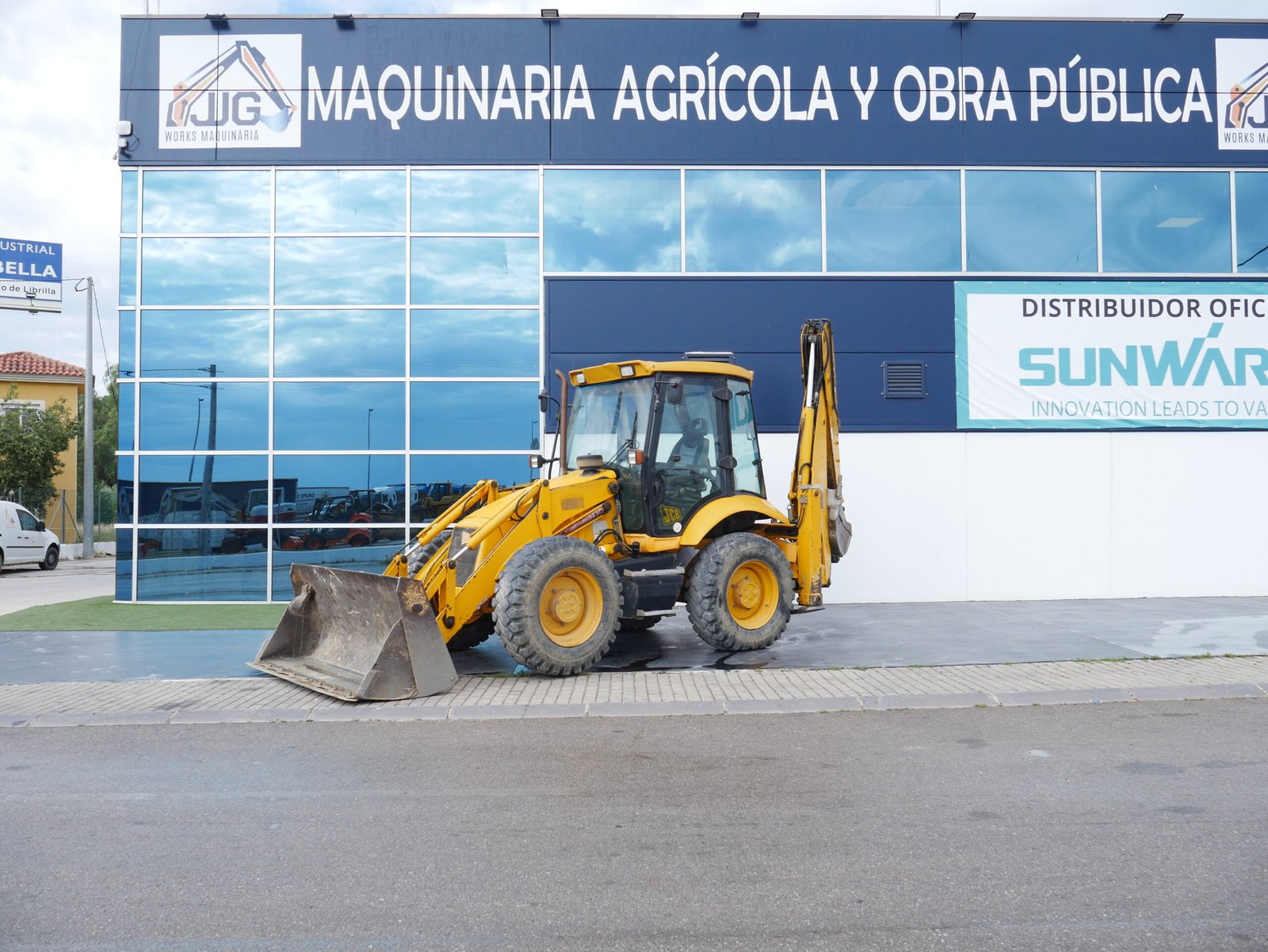 alt="Retroexcavadora JCB 4CX de 2005 con cazo de almeja y brazo extensible"