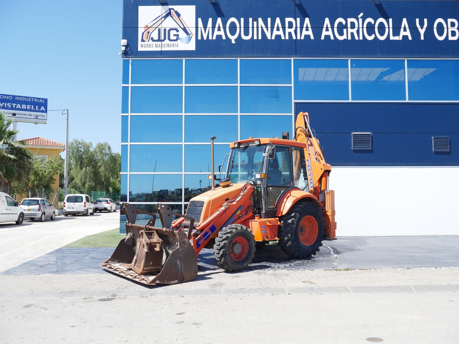 alt="Retroexcavadora Fiat-Hitachi FB110 de 2000 con cazo almeja, instalación de martillo y ruedas nuevas"