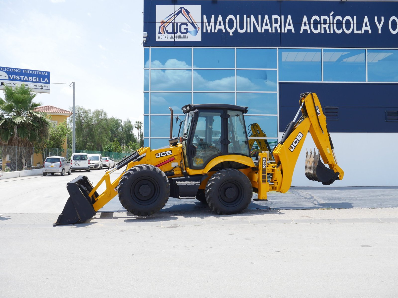 alt="Retroexcavadora JCB 4CX de 2005 con cazo de almeja y brazo extensible"