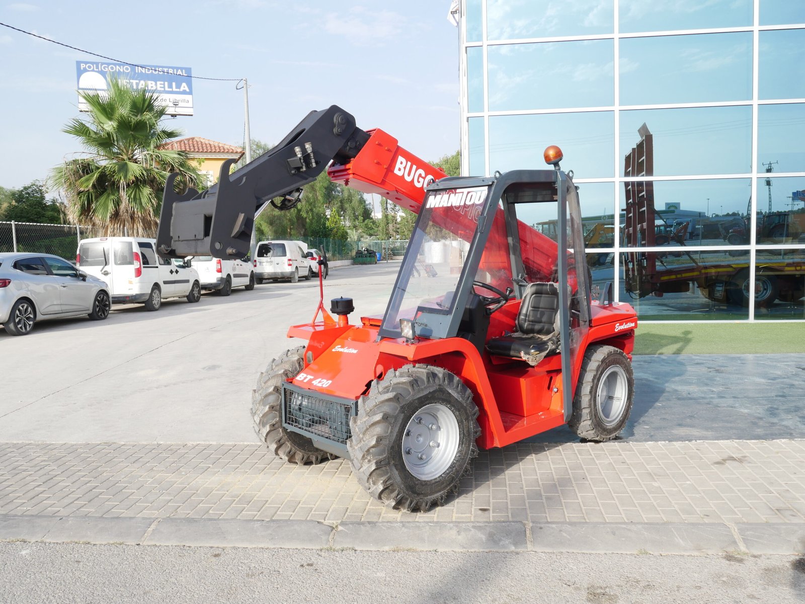 Manipulador telescópico compacto Manitou BT 420 matriculado, ideal para obra y almacén