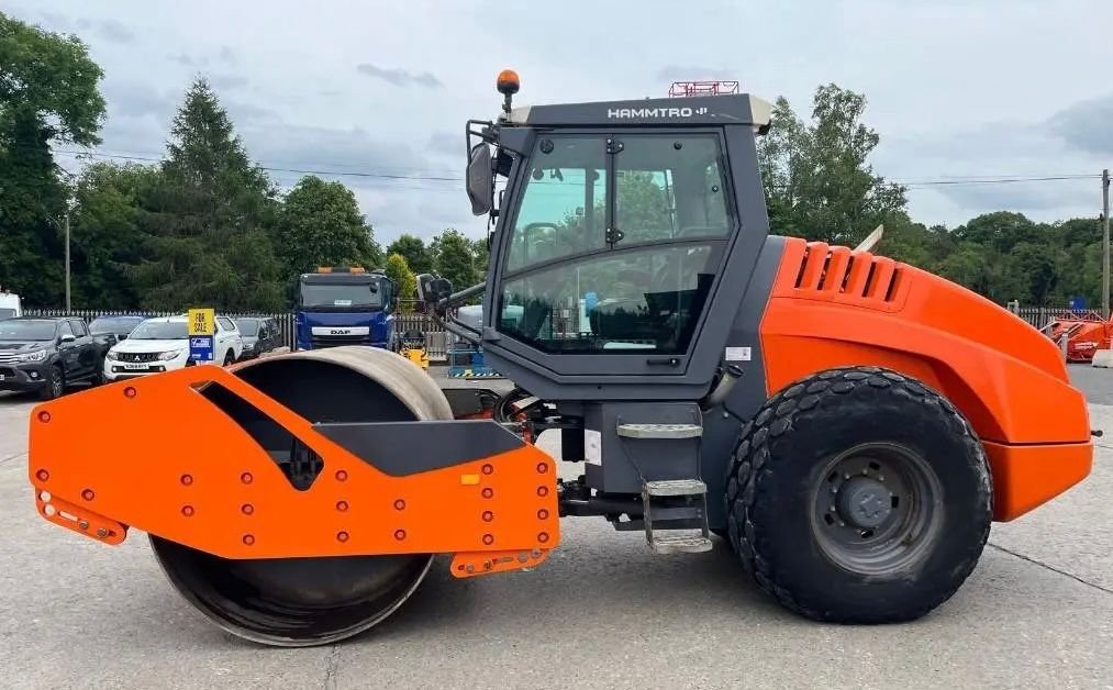 Rodillo compactador Hamm H11iX en excelentes condiciones con tambor de 2,14 metros, ideal para obra civil y compactación de suelos
