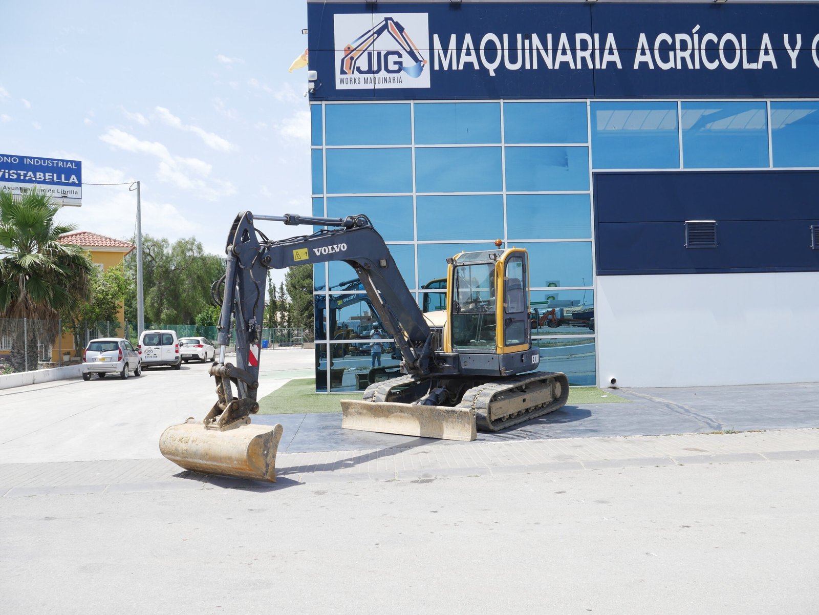 Volvo ECR 88 con 3 cazos y enganche rápido trabajando en obra urbana