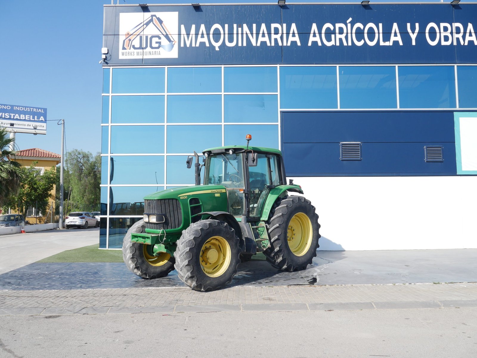 Tractor John Deere 6930 con tracción total y cabina equipada, ideal para trabajos agrícolas intensivos