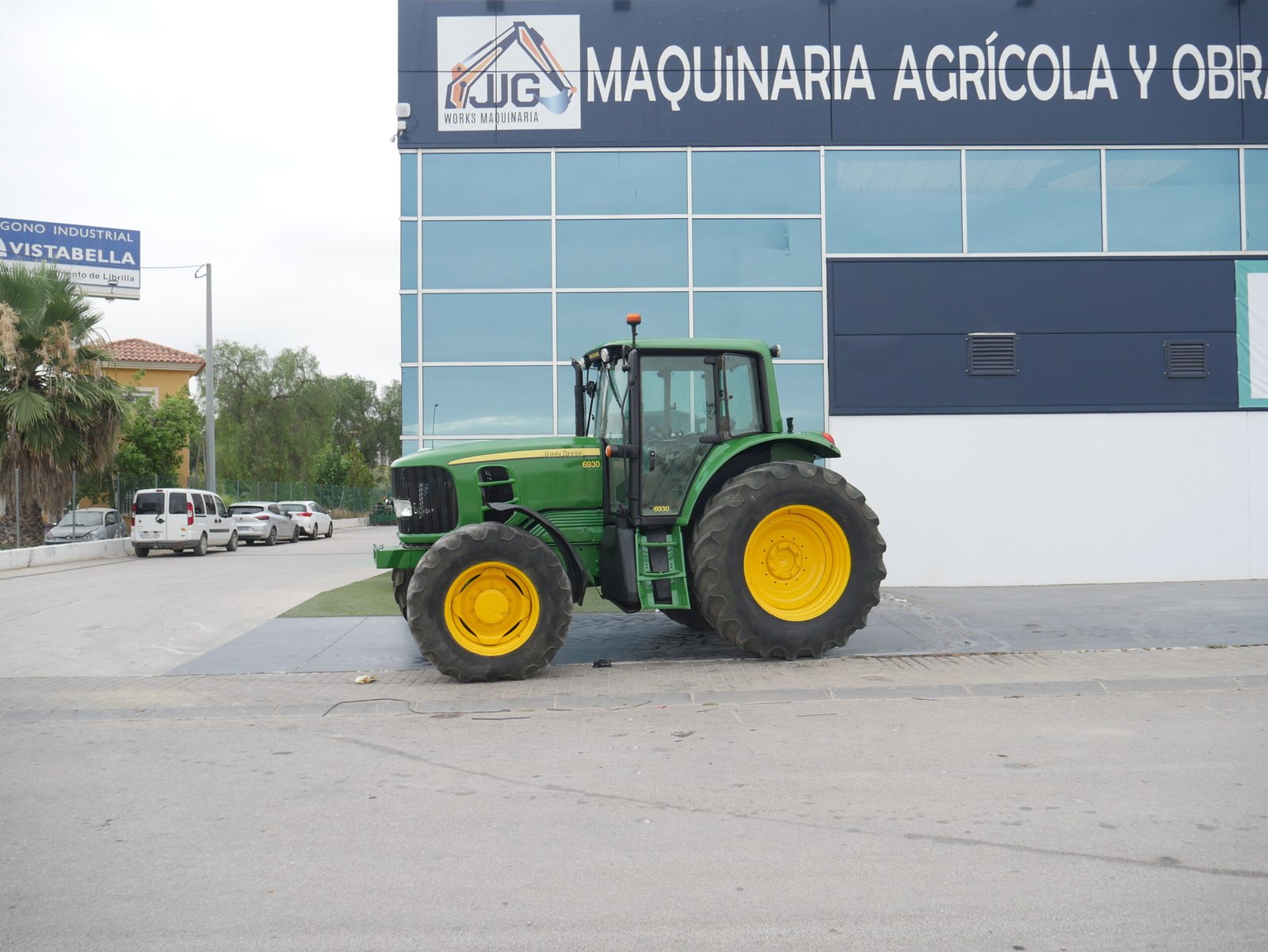 Tractor John Deere 6930 Premium con cabina y tracción total, ideal para labores agrícolas intensivas