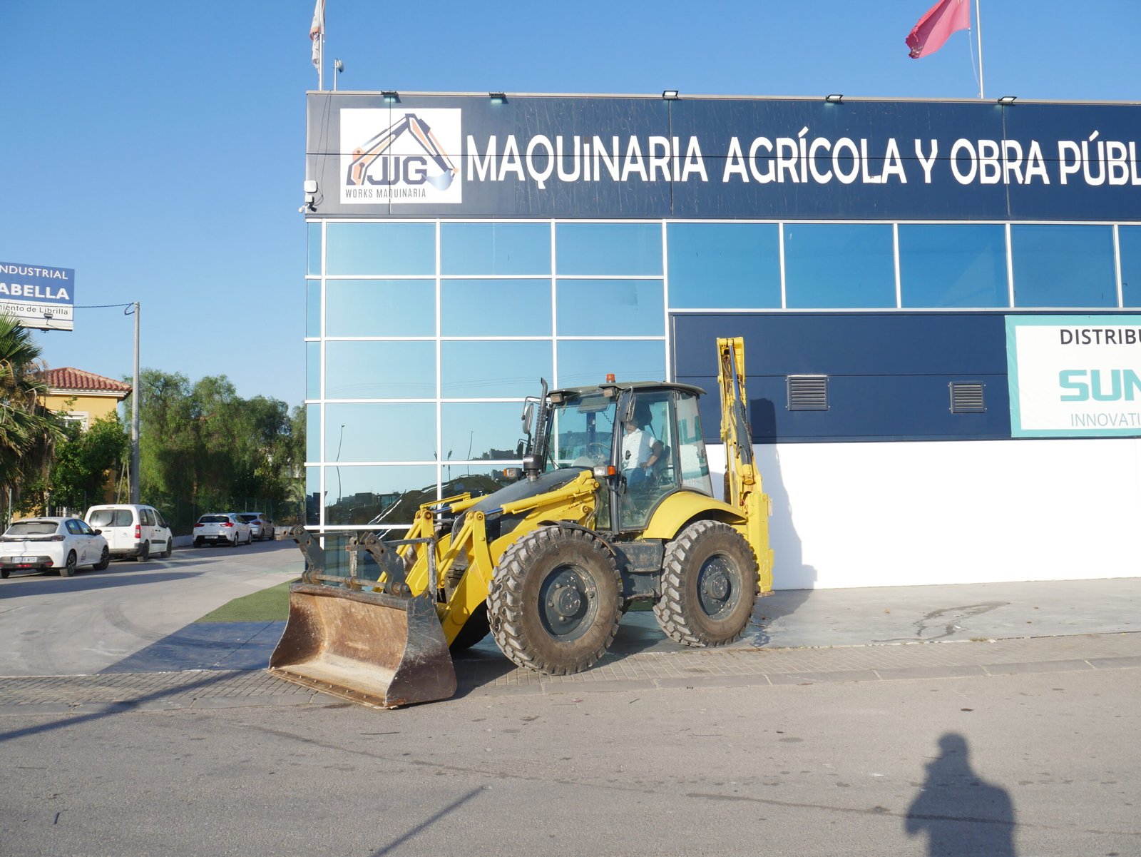 Retroexcavadora Komatsu WB97S con pinzas porta pallets y motor nuevo, ideal para obra pública y agricultura