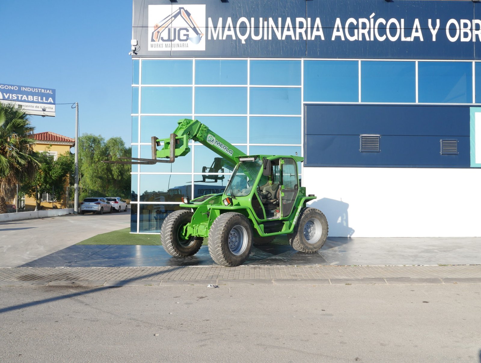 Manipulador telescópico Merlo P.34.7 TOP con brazo extendido y cabina panorámica, ideal para carga y elevación en obra o agricultura.