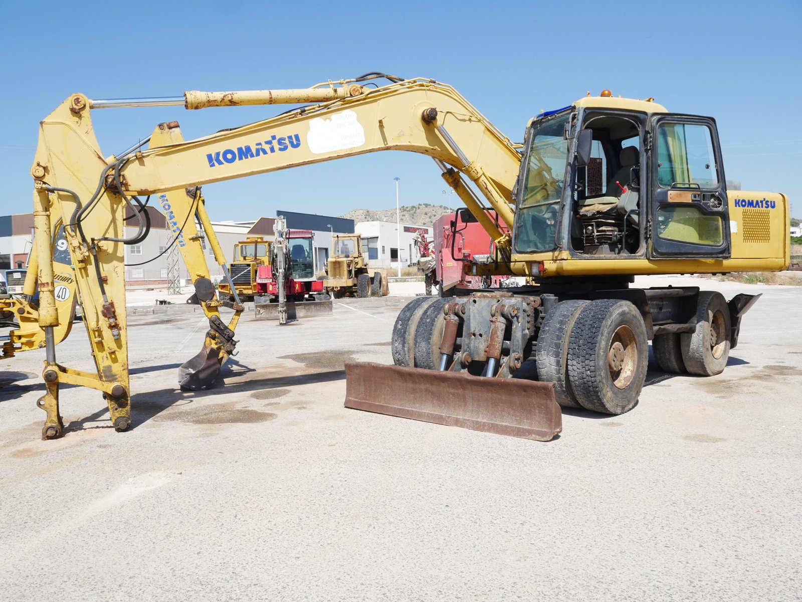 Komatsu PW170ES-6 de 2001 con 15.000 horas, cazo, hoja bulldozer e instalación de martillo