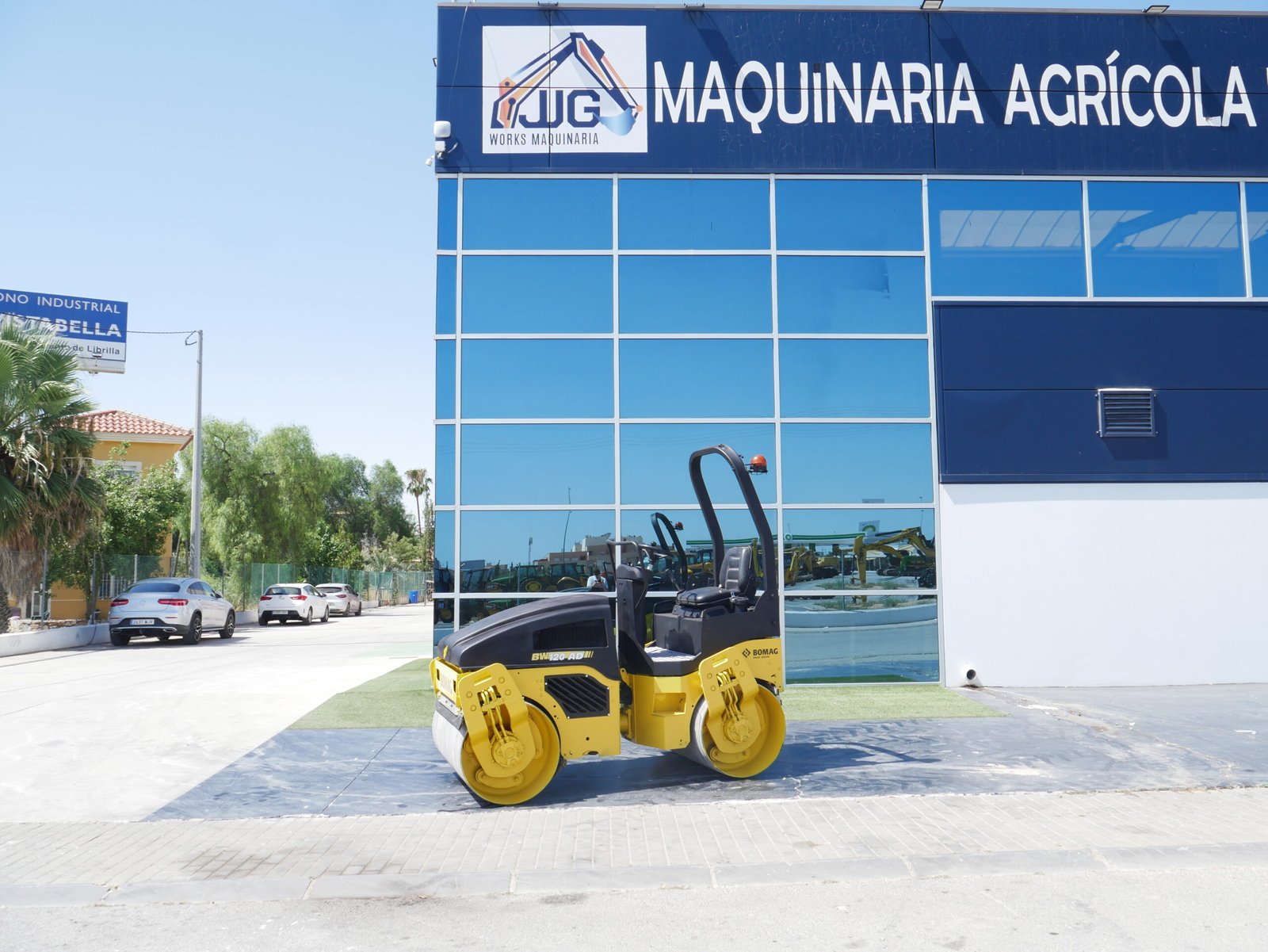 Rodillo compactador Bomag BW 120 AD-4 en buen estado operativo, ideal para asfaltado y obra civil