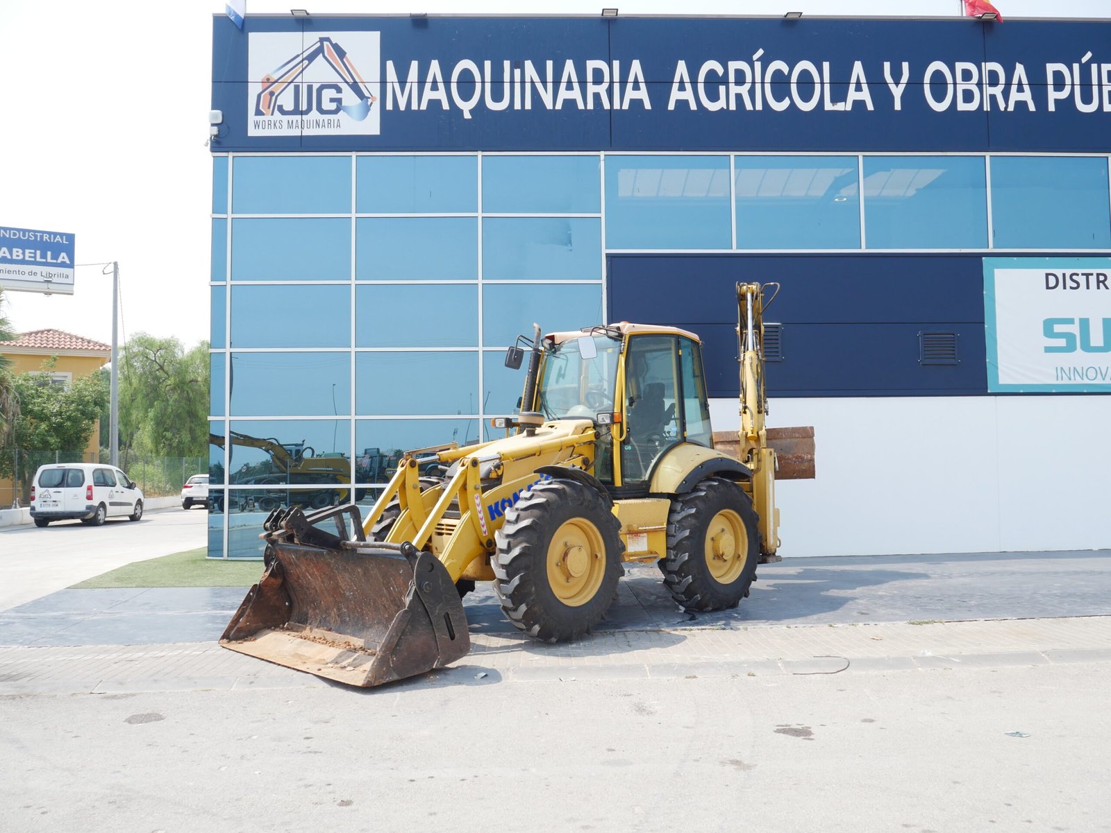Retroexcavadora Komatsu WB97S-2 del año 2001, equipada con almeja extensible, instalación de martillo y ruedas nuevas