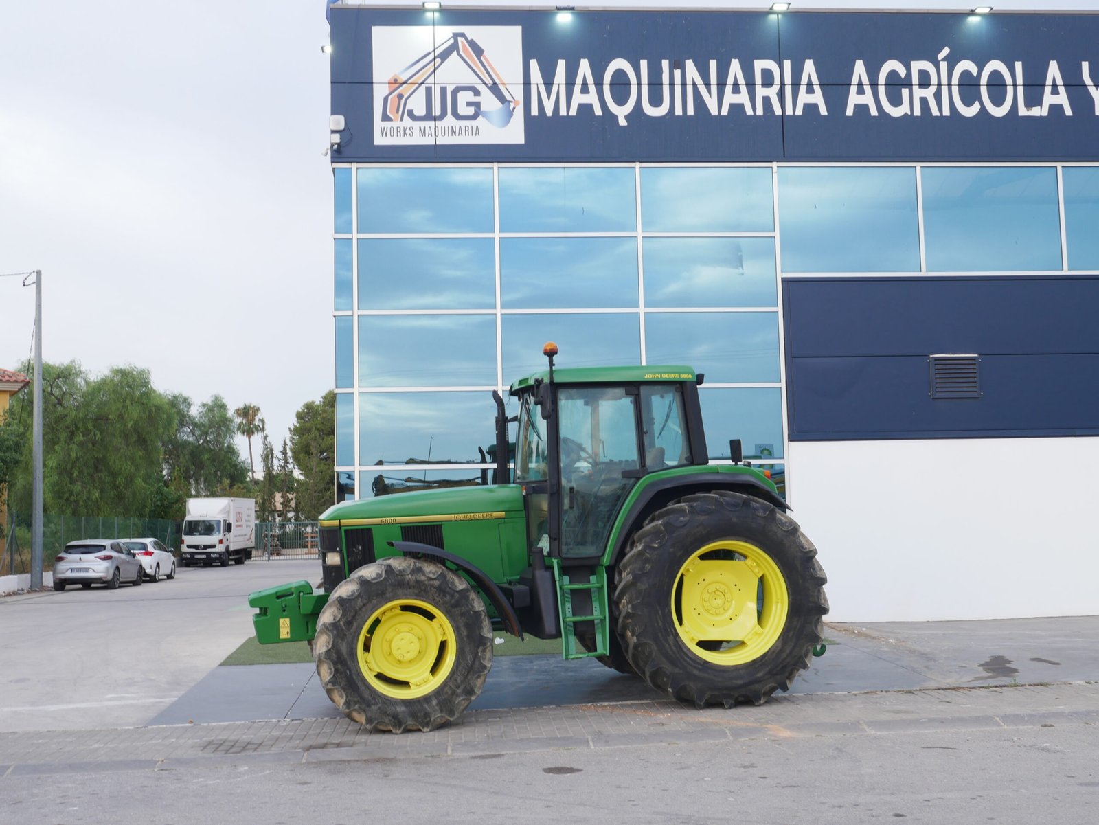 Tractor John Deere 6800 del año 1996 con 15.000 horas, 4x4 y cabina espaciosa, ideal para trabajos agrícolas intensivos