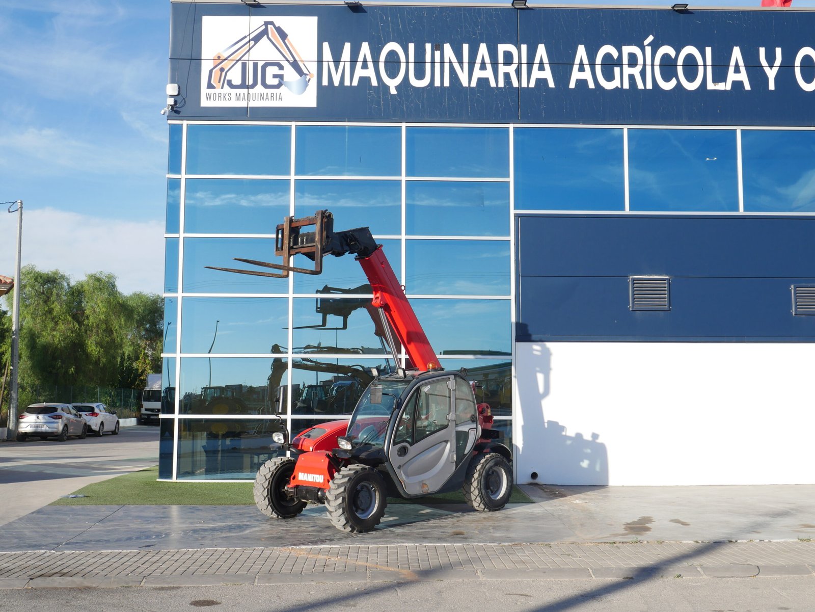 Manitou MT625 de 2016 con pala y pinzas, 7600h y matriculada, manipulador compacto versátil