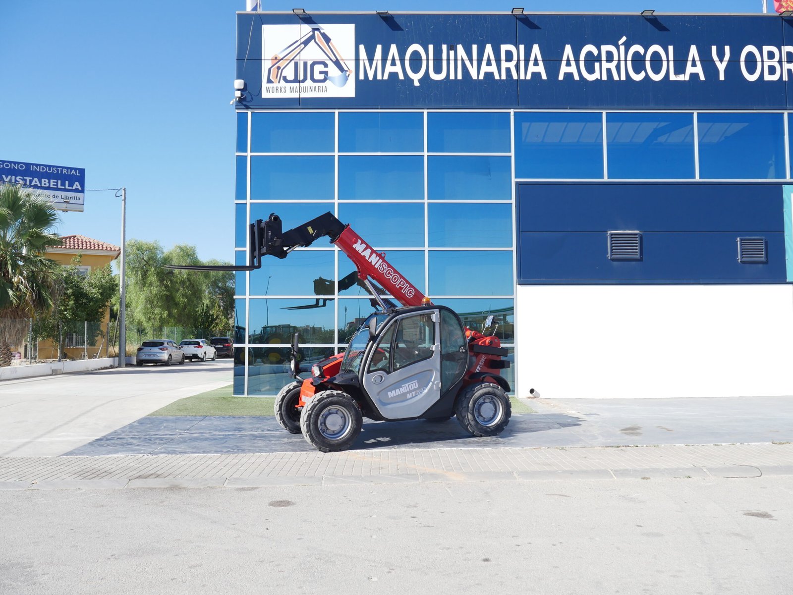 Manitou MT625 de 2016 con pala y pinzas, 7600h y matriculada, manipulador compacto versátil