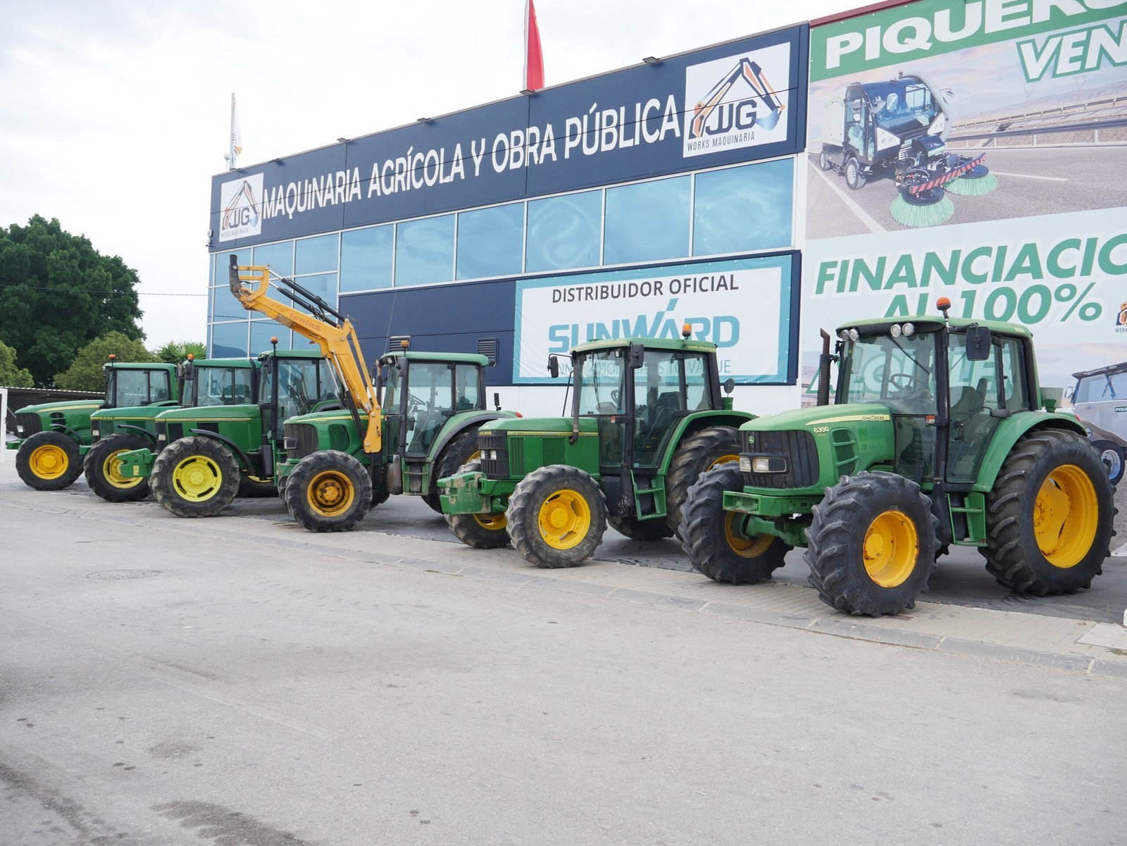Tractores John Deere con en fila en la puerta de la Compraventa JJG WORKS MAQUINARIA