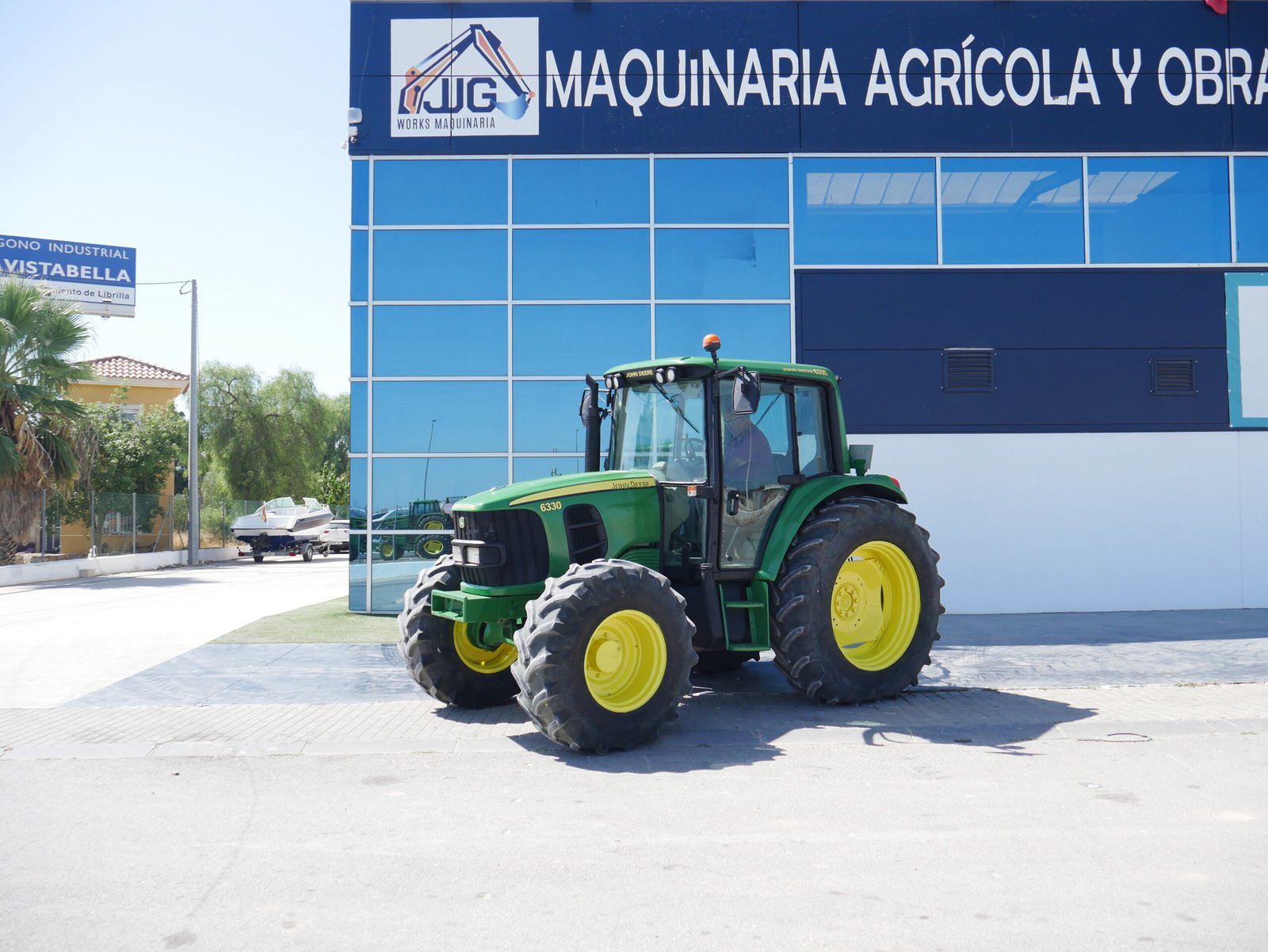 Tractor John Deere 6330 Premium del año 2008 con 14.500 horas, tracción 4WD y cabina