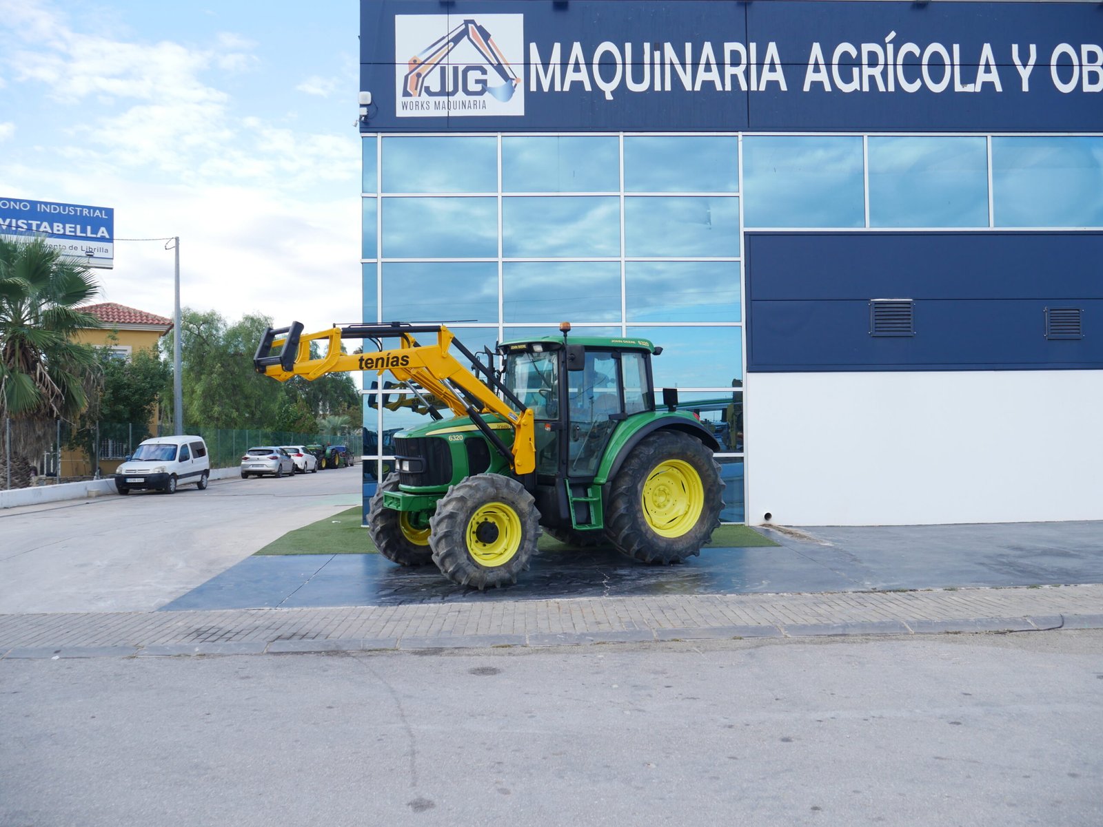 Tractor John Deere 6320 de 2007 con pala, aire acondicionado e inversor lateral