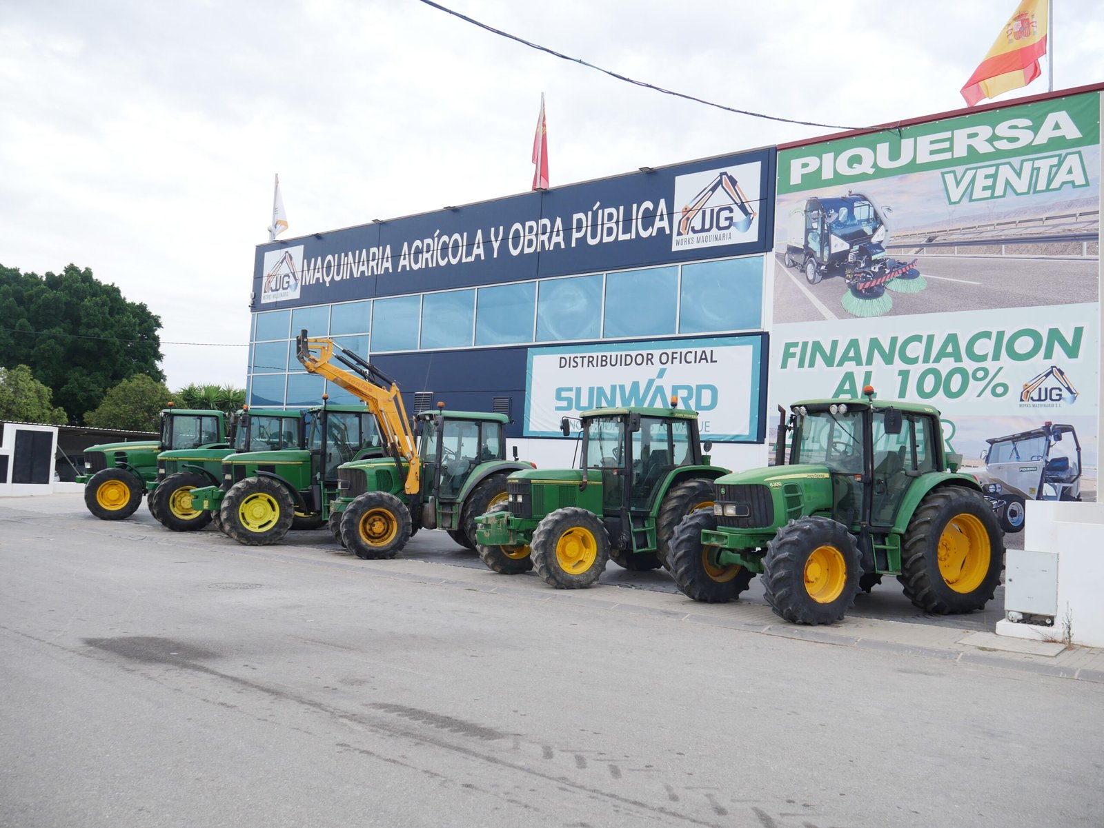 Tractores John Deere alineados en la fachada de JJG WORKS MAQUINARIA