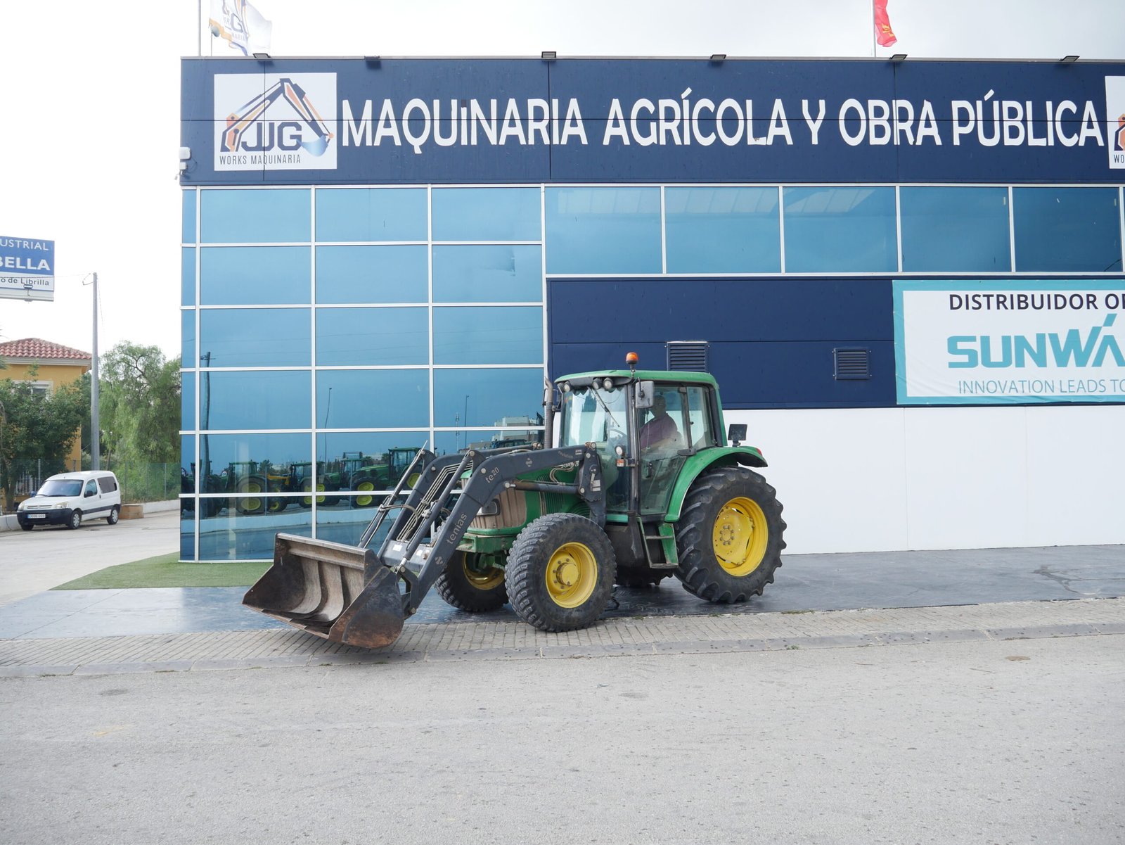 Tractor John Deere 6220 del año 2009 con pala frontal y aire acondicionado