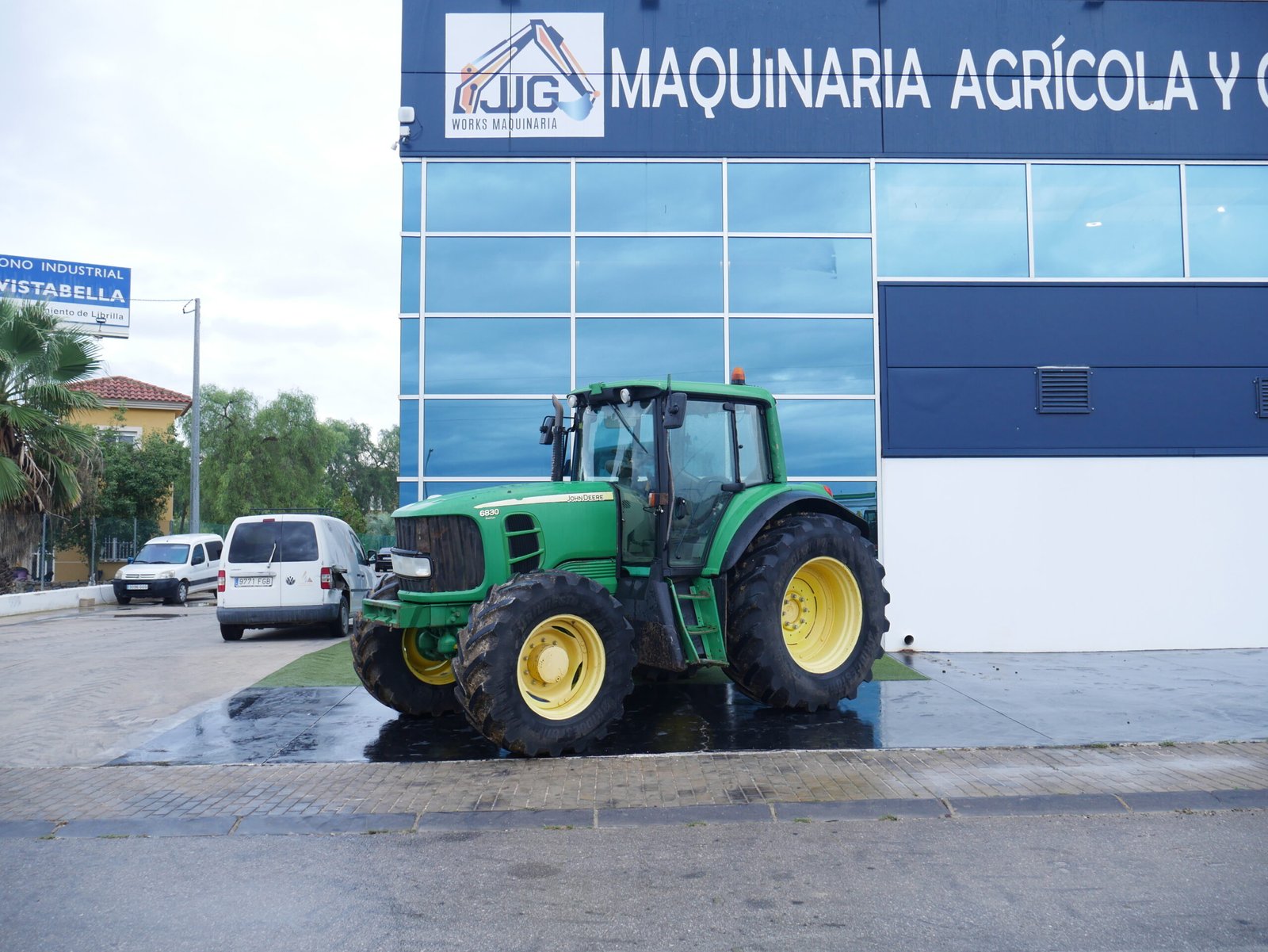 Tractor John Deere 6830 Premium del año 2010 con 13.800 horas y motor PowerTech Plus de 141 CV