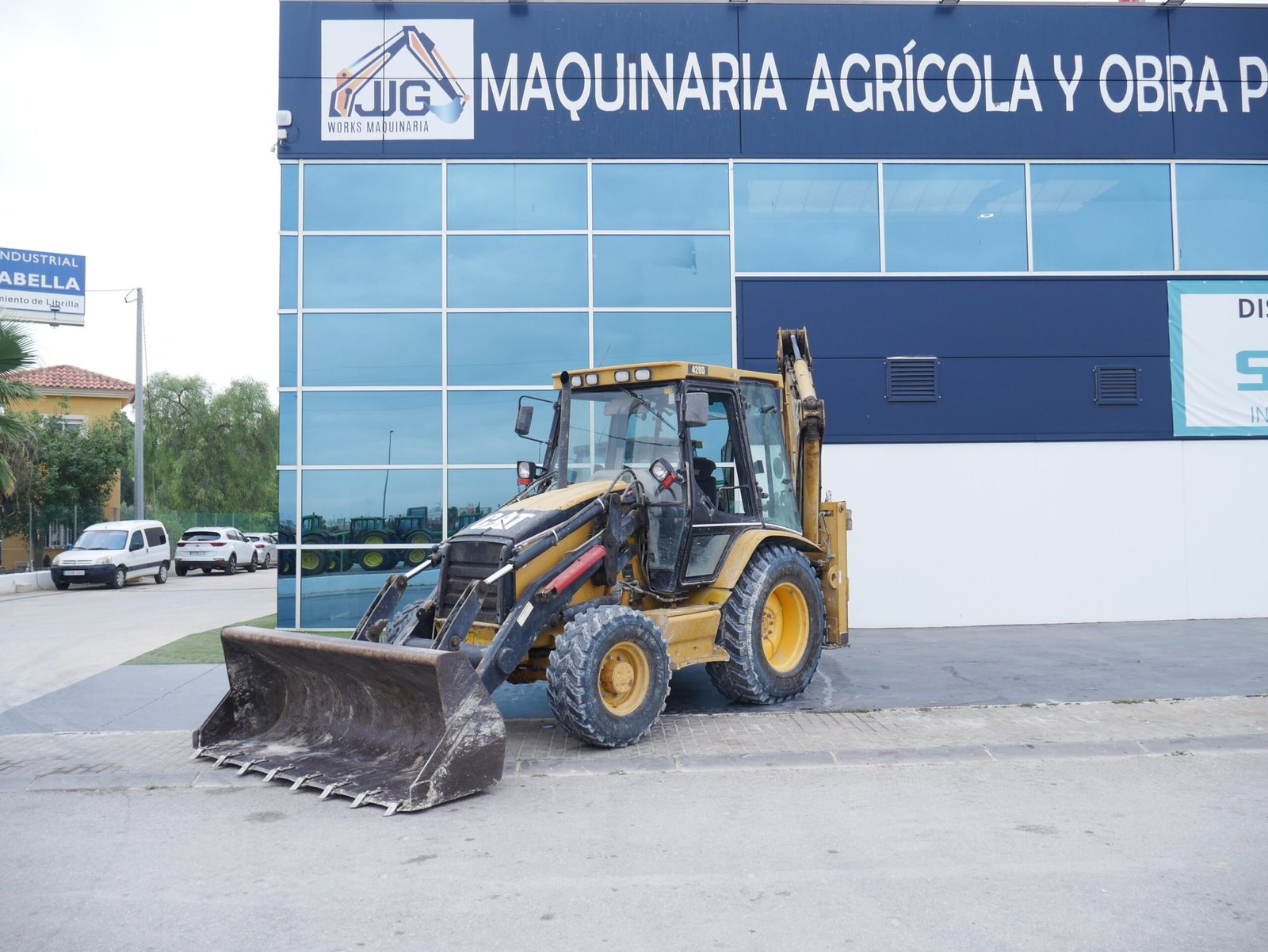 Retroexcavadora Caterpillar 428D del año 2001 con aire acondicionado, cazo de 40 cm e instalación de martillo hidráulico