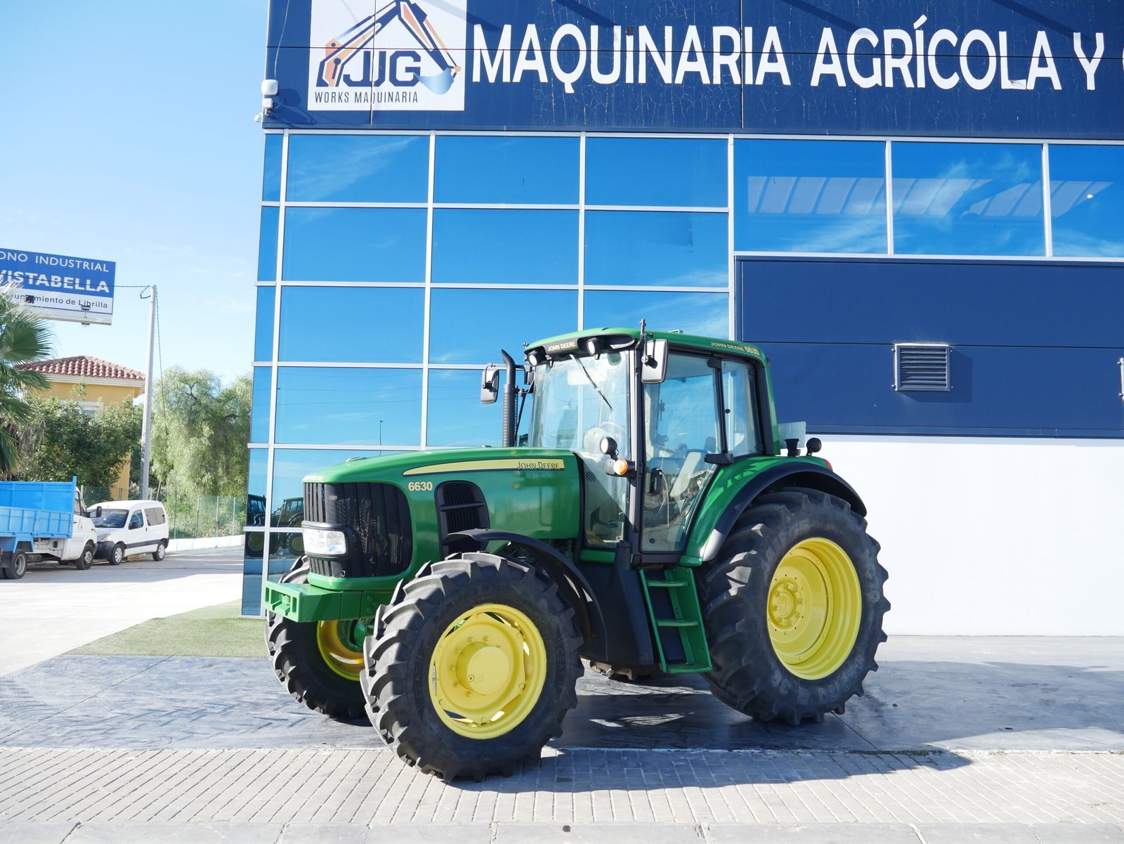 Tractor John Deere 6630 Premium del año 2010 con 11.700 horas y 6 salidas hidráulicas