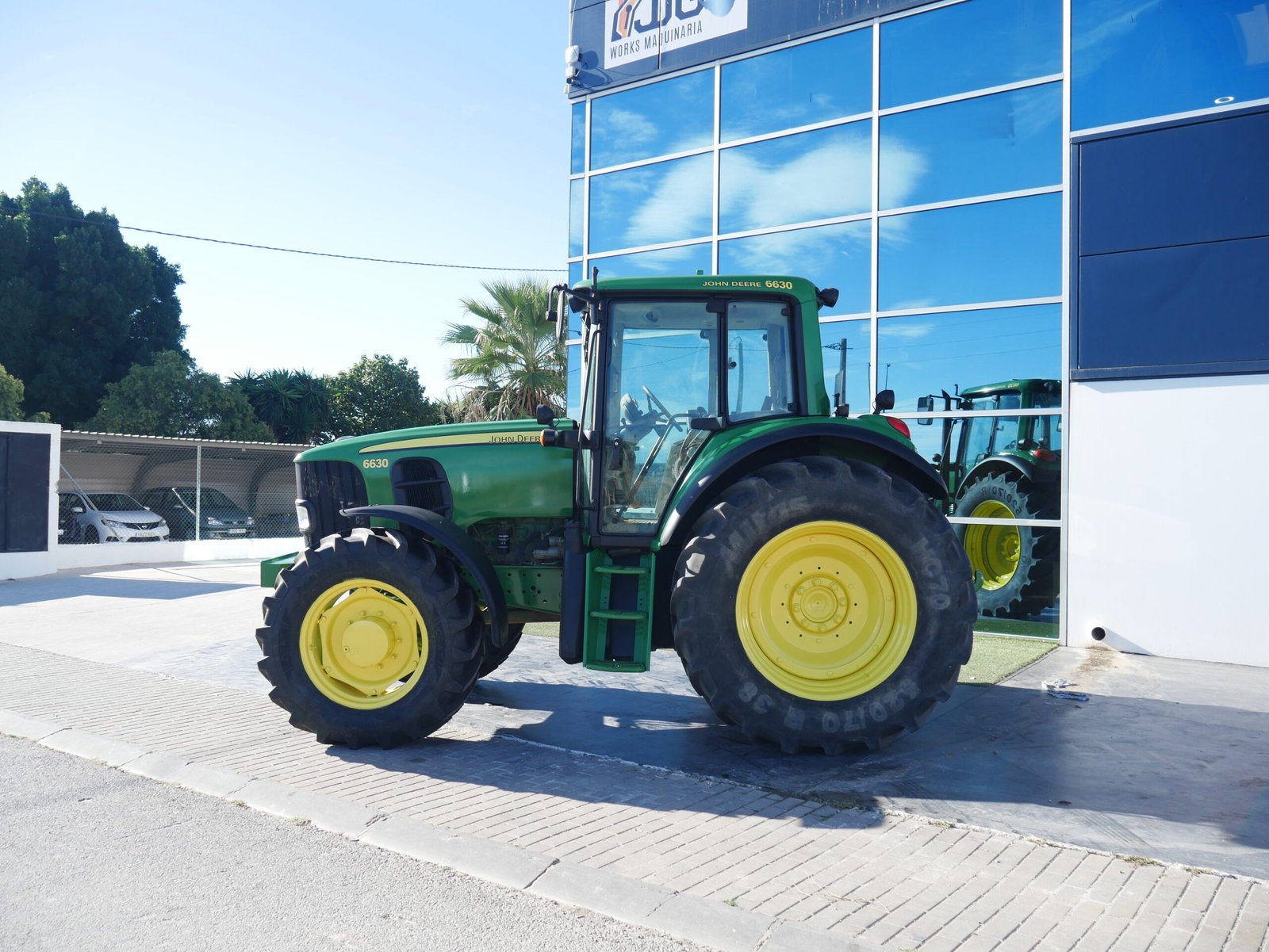 Tractor John Deere 6630 Premium del año 2010 con 11.700 horas y 6 salidas hidráulicas