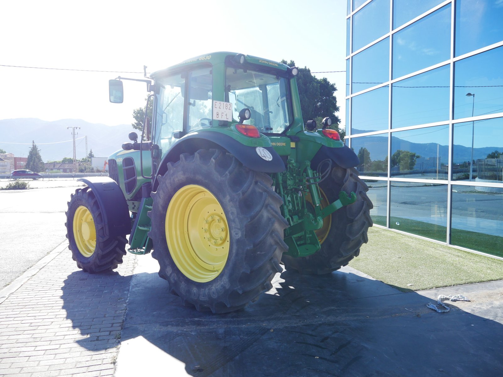 Tractor John Deere 6630 Premium del año 2010 con 11.700 horas y 6 salidas hidráulicas