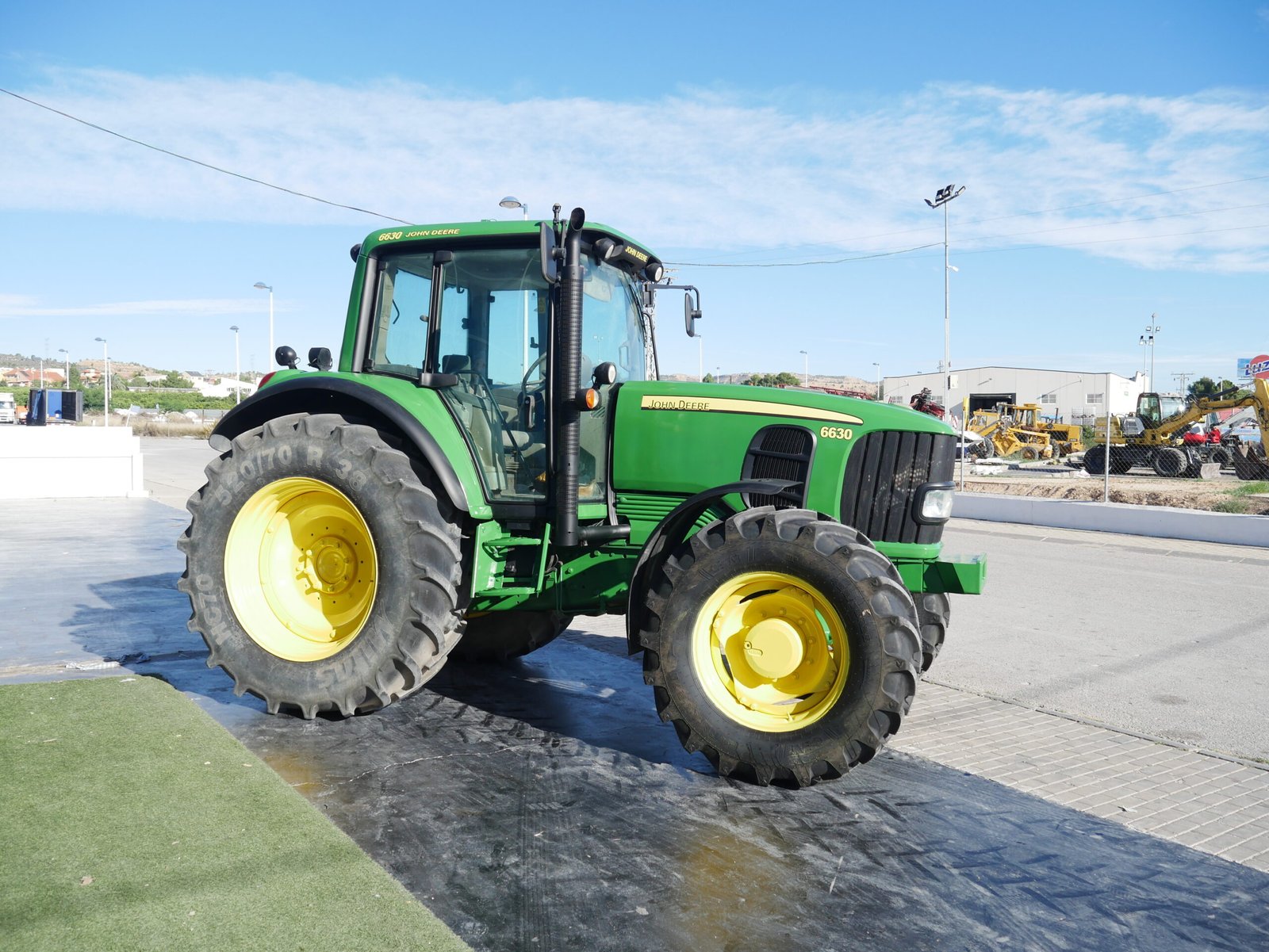 Tractor John Deere 6630 Premium del año 2010 con 11.700 horas y 6 salidas hidráulicas
