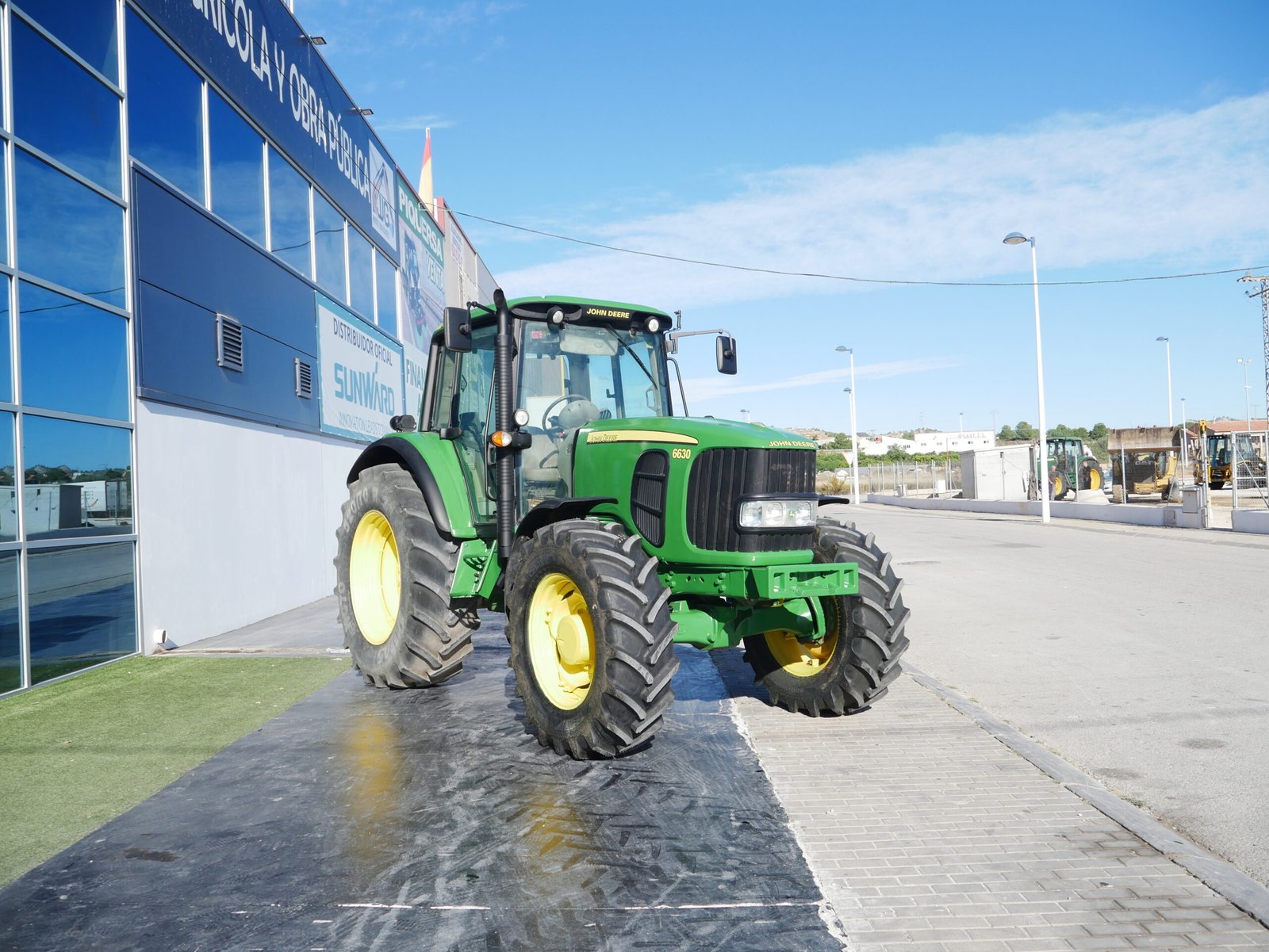 Tractor John Deere 6630 Premium del año 2010 con 11.700 horas y 6 salidas hidráulicas