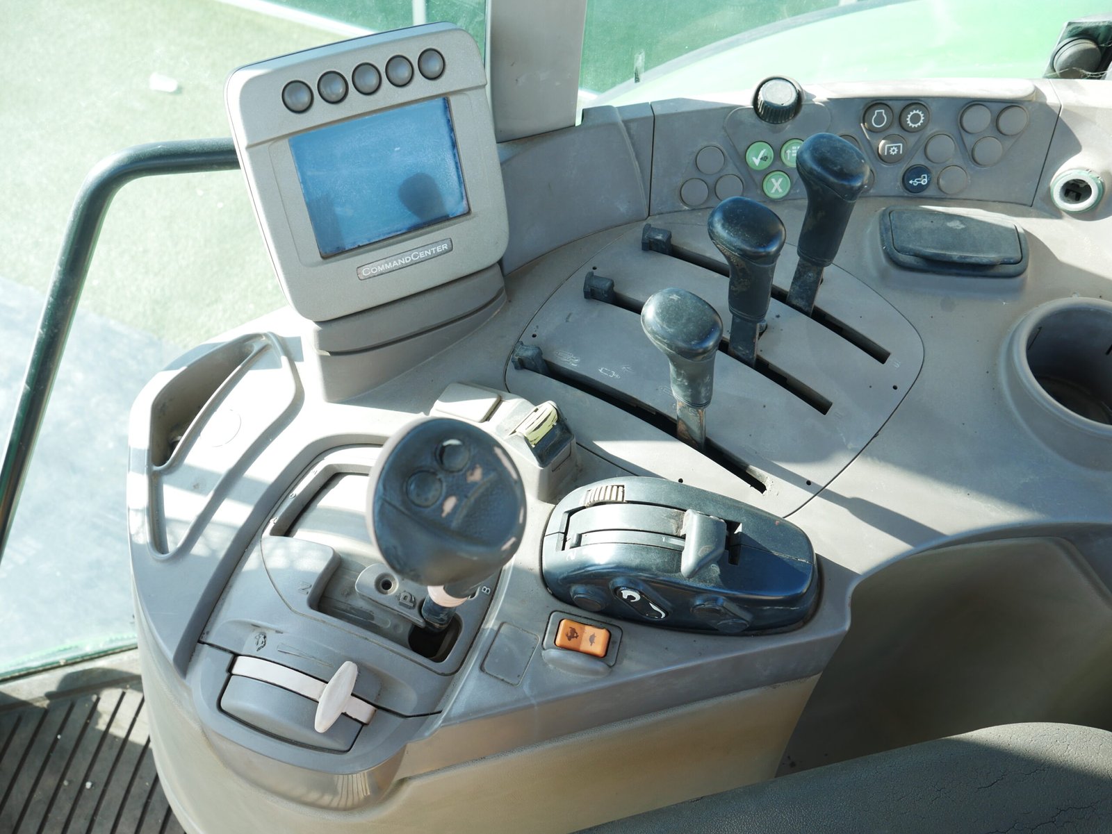 Tractor John Deere 6630 Premium del año 2010 con 11.700 horas y 6 salidas hidráulicas