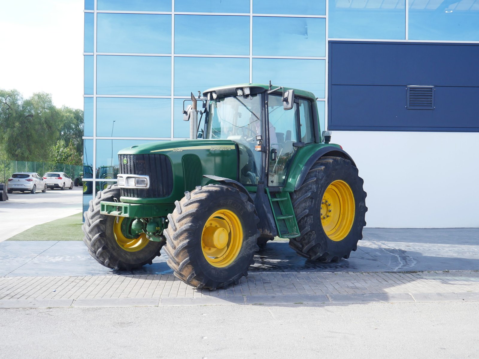 Tractor John Deere 6520 del año 2005 con 12.000 horas y motor de 6 cilindros y 125 CV