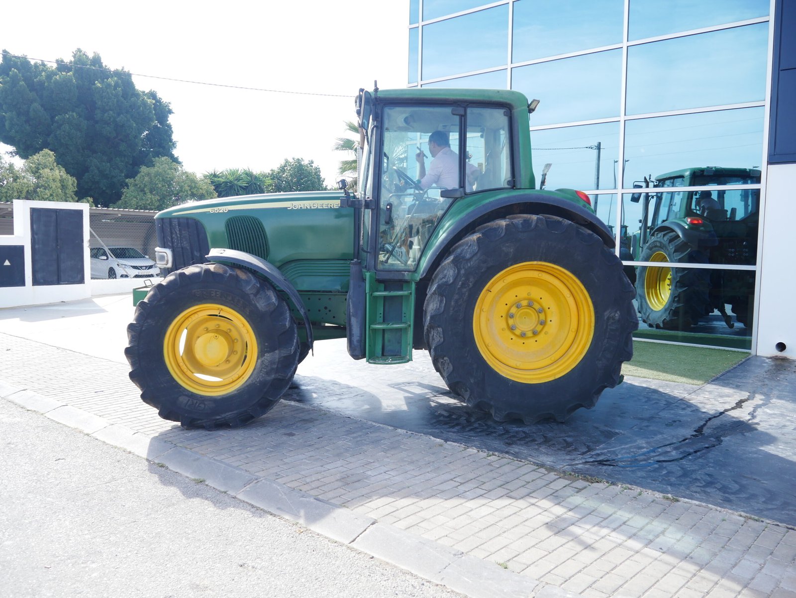 Tractor John Deere 6520 del año 2005 con 12.000 horas y motor de 6 cilindros y 125 CV
