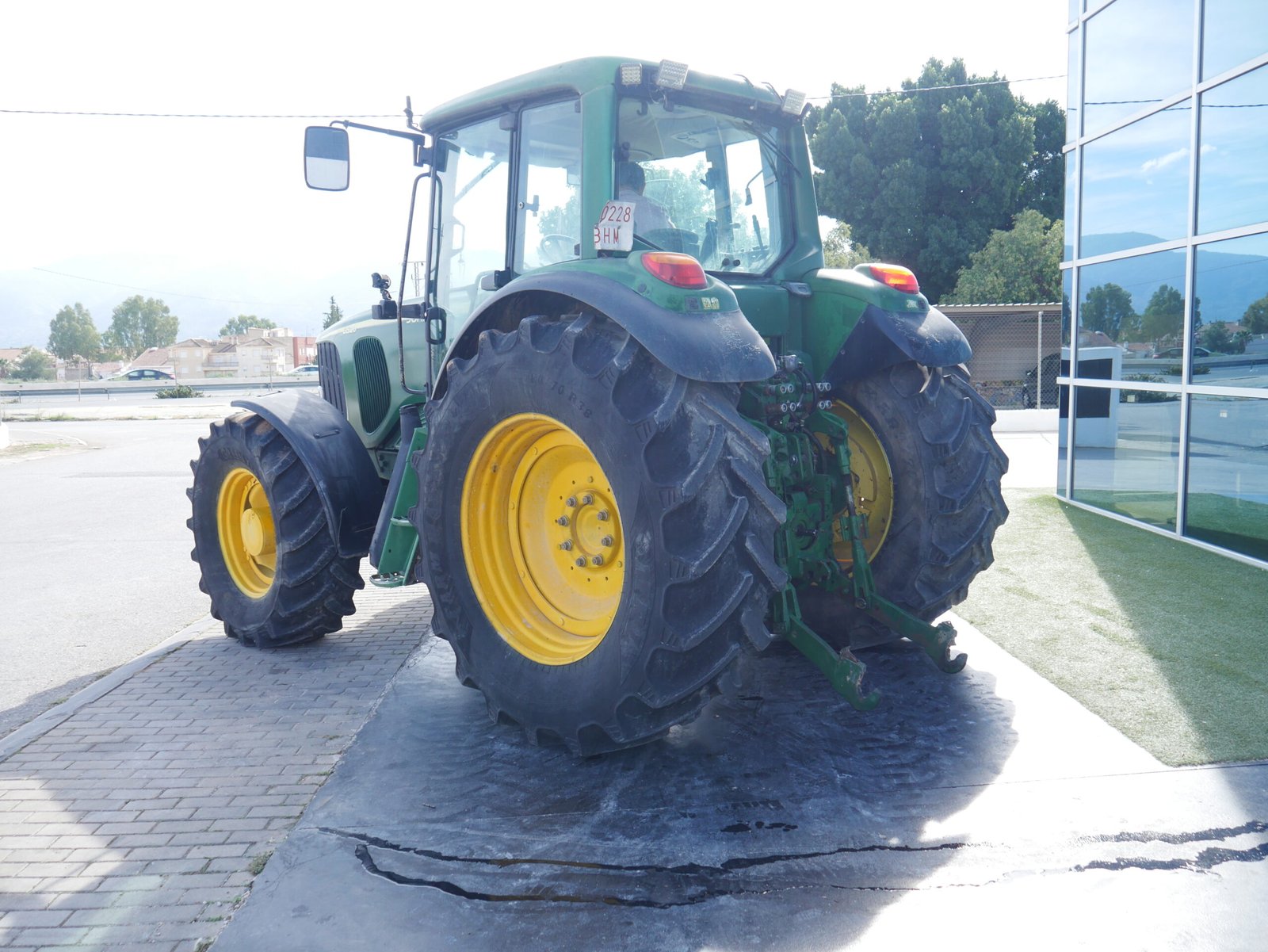 Tractor John Deere 6520 del año 2005 con 12.000 horas y motor de 6 cilindros y 125 CV