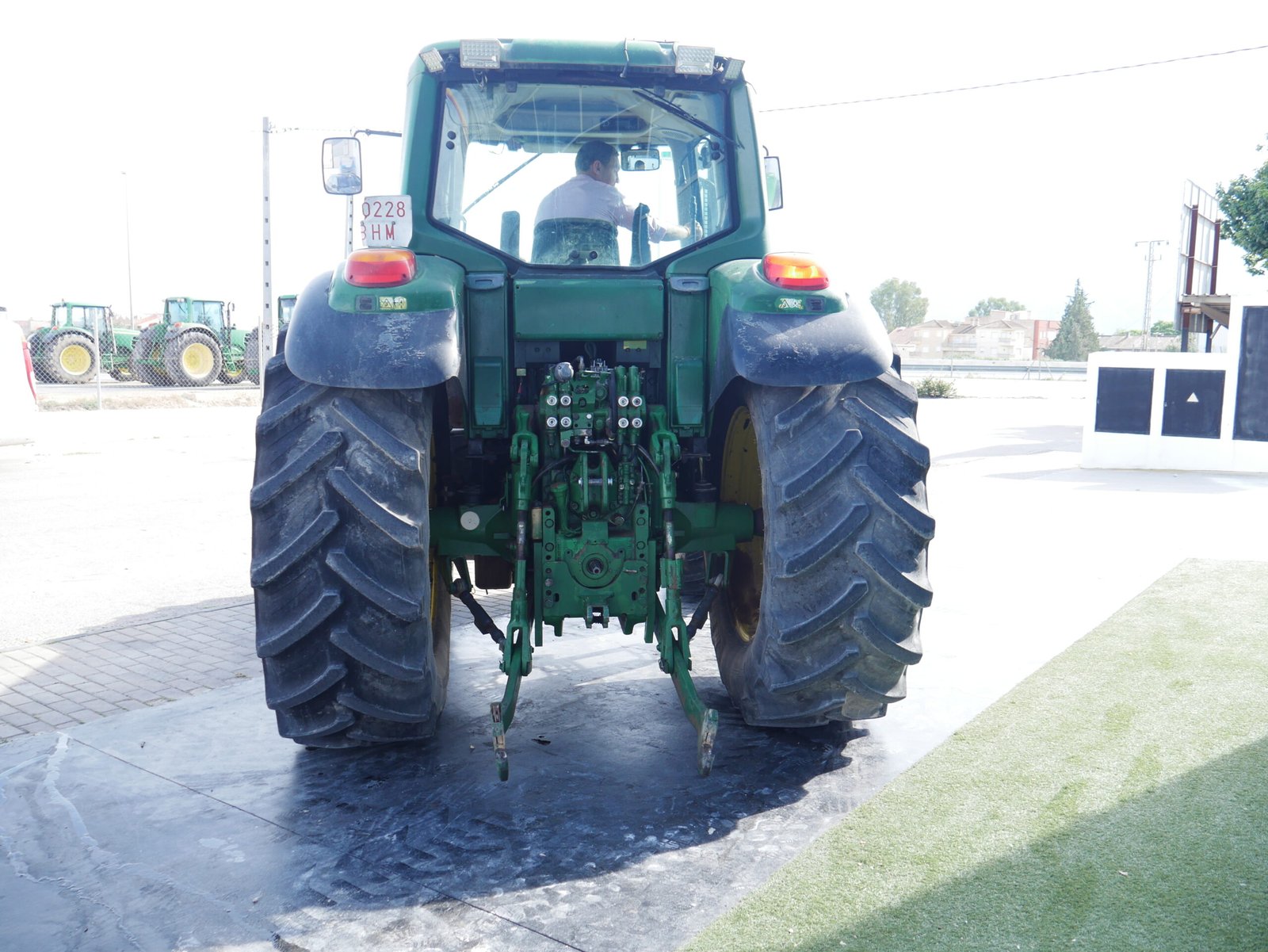 Tractor John Deere 6520 del año 2005 con 12.000 horas y motor de 6 cilindros y 125 CV