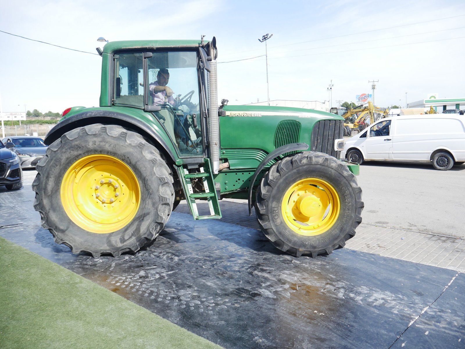 Tractor John Deere 6520 del año 2005 con 12.000 horas y motor de 6 cilindros y 125 CV