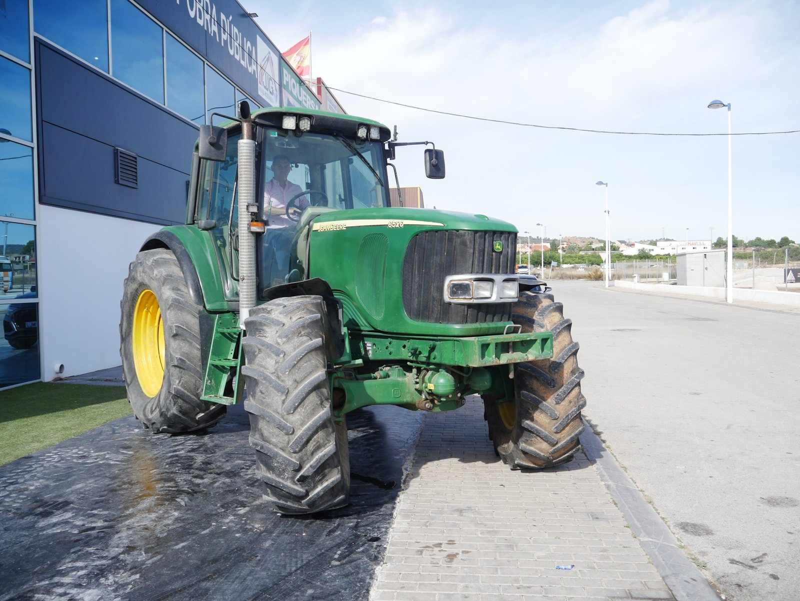 Tractor John Deere 6520 del año 2005 con 12.000 horas y motor de 6 cilindros y 125 CV