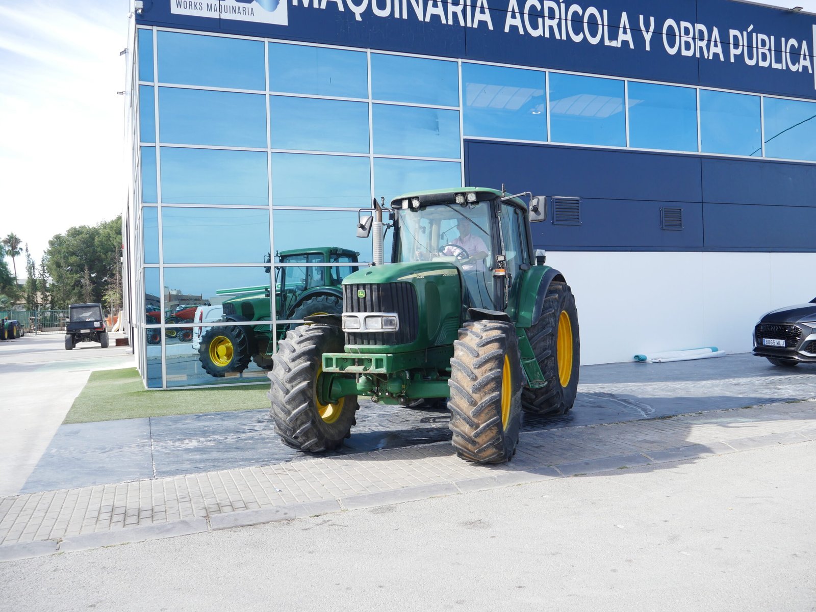 Tractor John Deere 6520 del año 2005 con 12.000 horas y motor de 6 cilindros y 125 CV