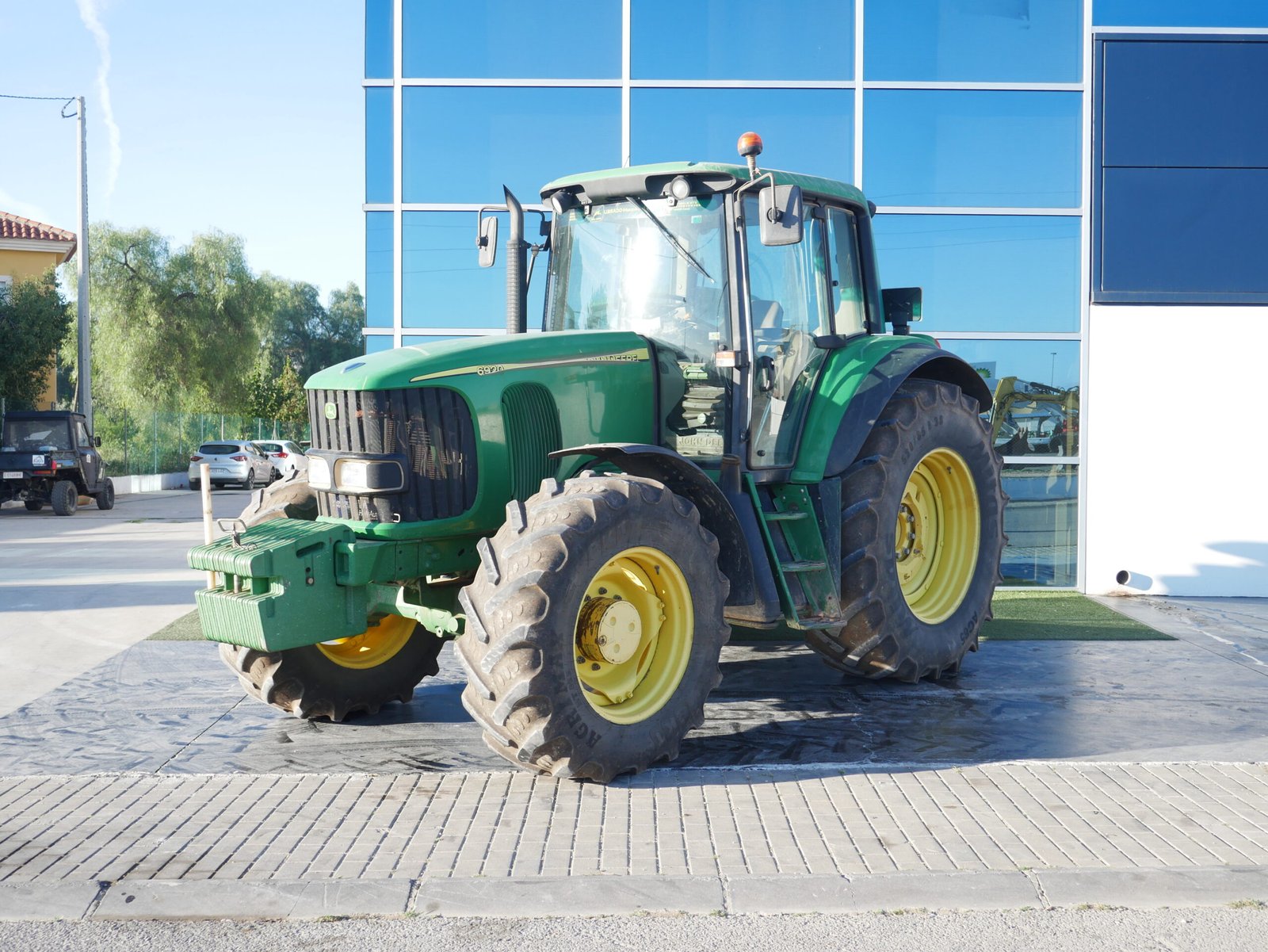 Tractor John Deere 6920 del año 2005 con 15.000 horas, motor de 141 CV y tracción total 4x4