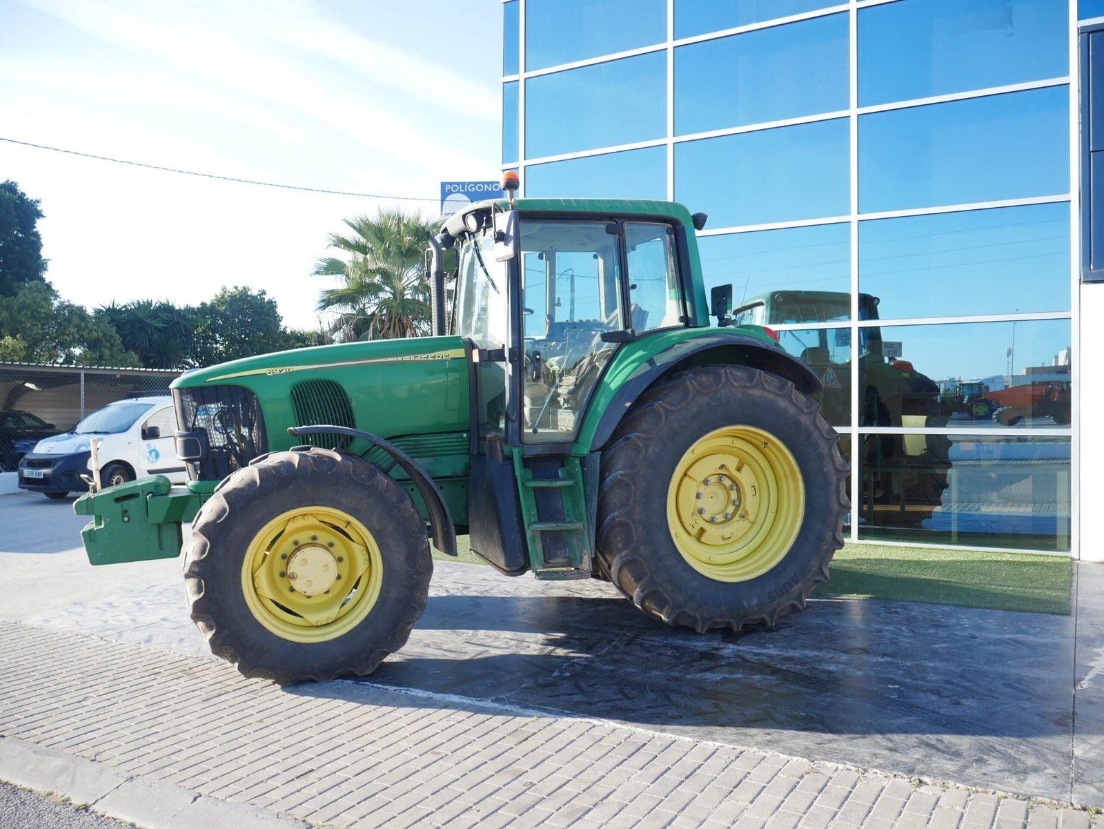 Tractor John Deere 6920 del año 2005 con 15.000 horas, motor de 141 CV y tracción total 4x4