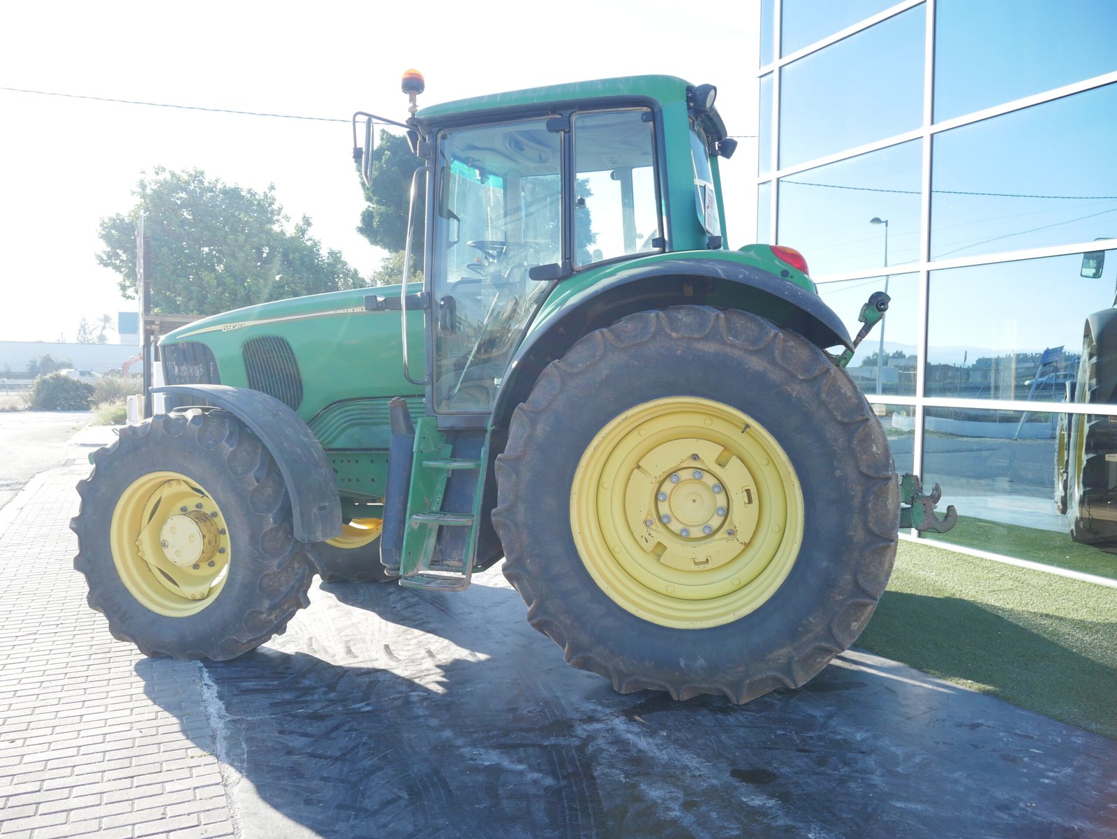 Tractor John Deere 6920 del año 2005 con 15.000 horas, motor de 141 CV y tracción total 4x4