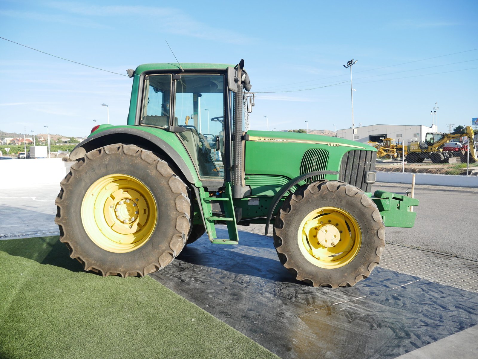 Tractor John Deere 6920 del año 2005 con 15.000 horas, motor de 141 CV y tracción total 4x4