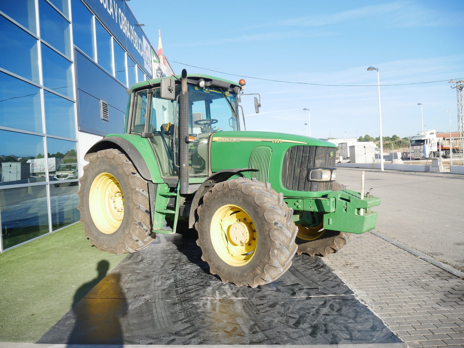 Tractor John Deere 6920 del año 2005 con 15.000 horas, motor de 141 CV y tracción total 4x4