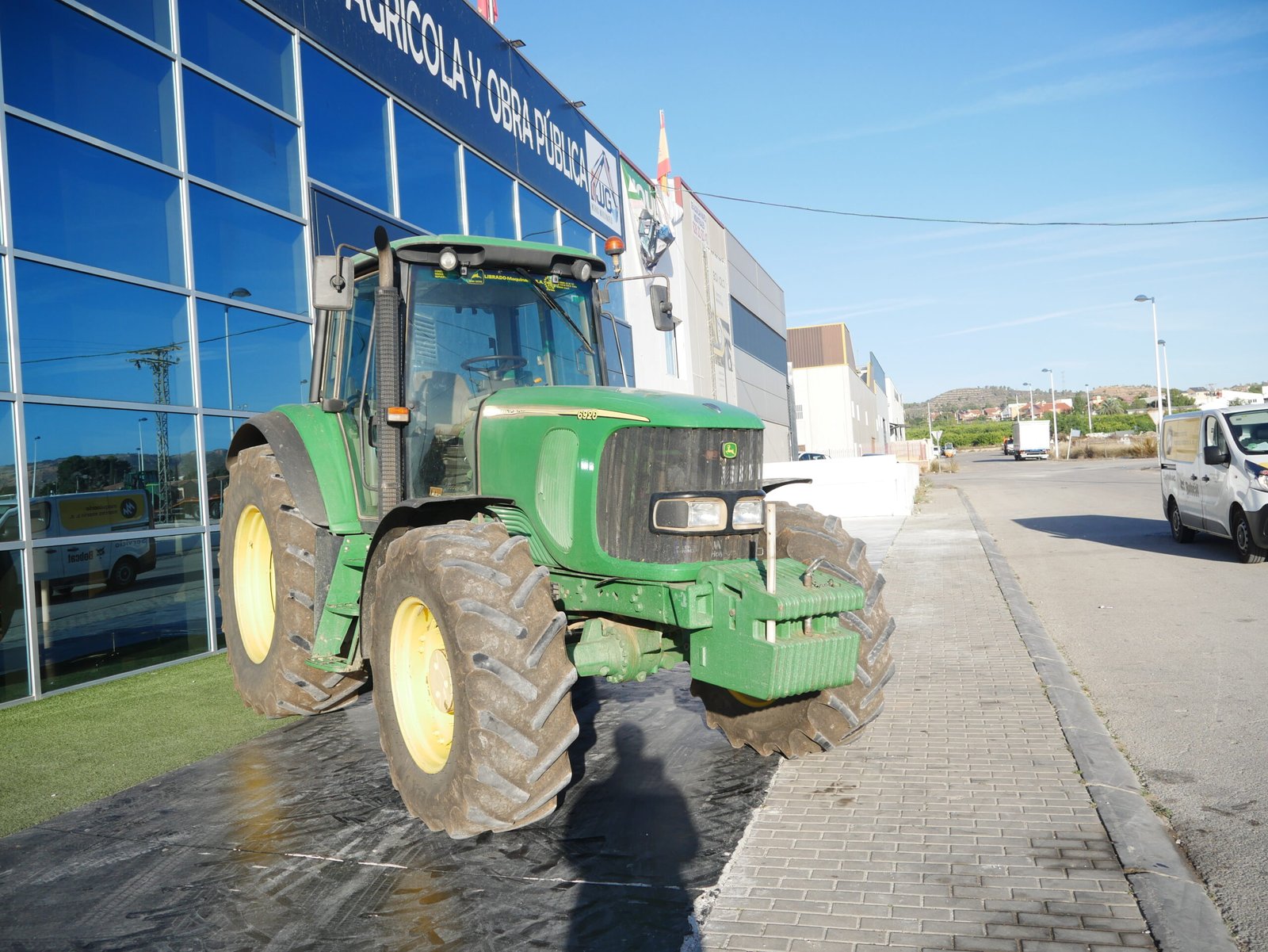 Tractor John Deere 6920 del año 2005 con 15.000 horas, motor de 141 CV y tracción total 4x4