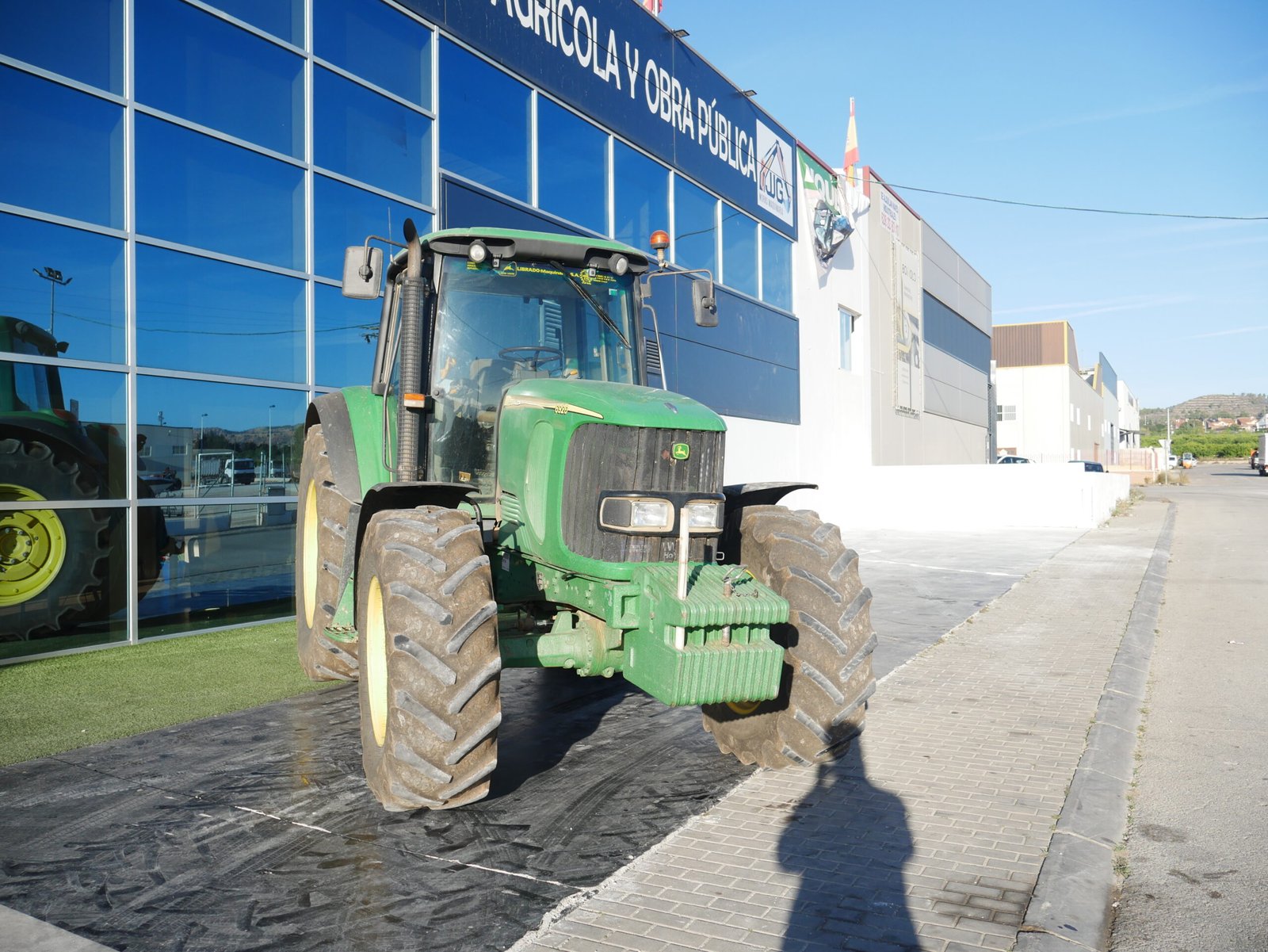 Tractor John Deere 6920 del año 2005 con 15.000 horas, motor de 141 CV y tracción total 4x4